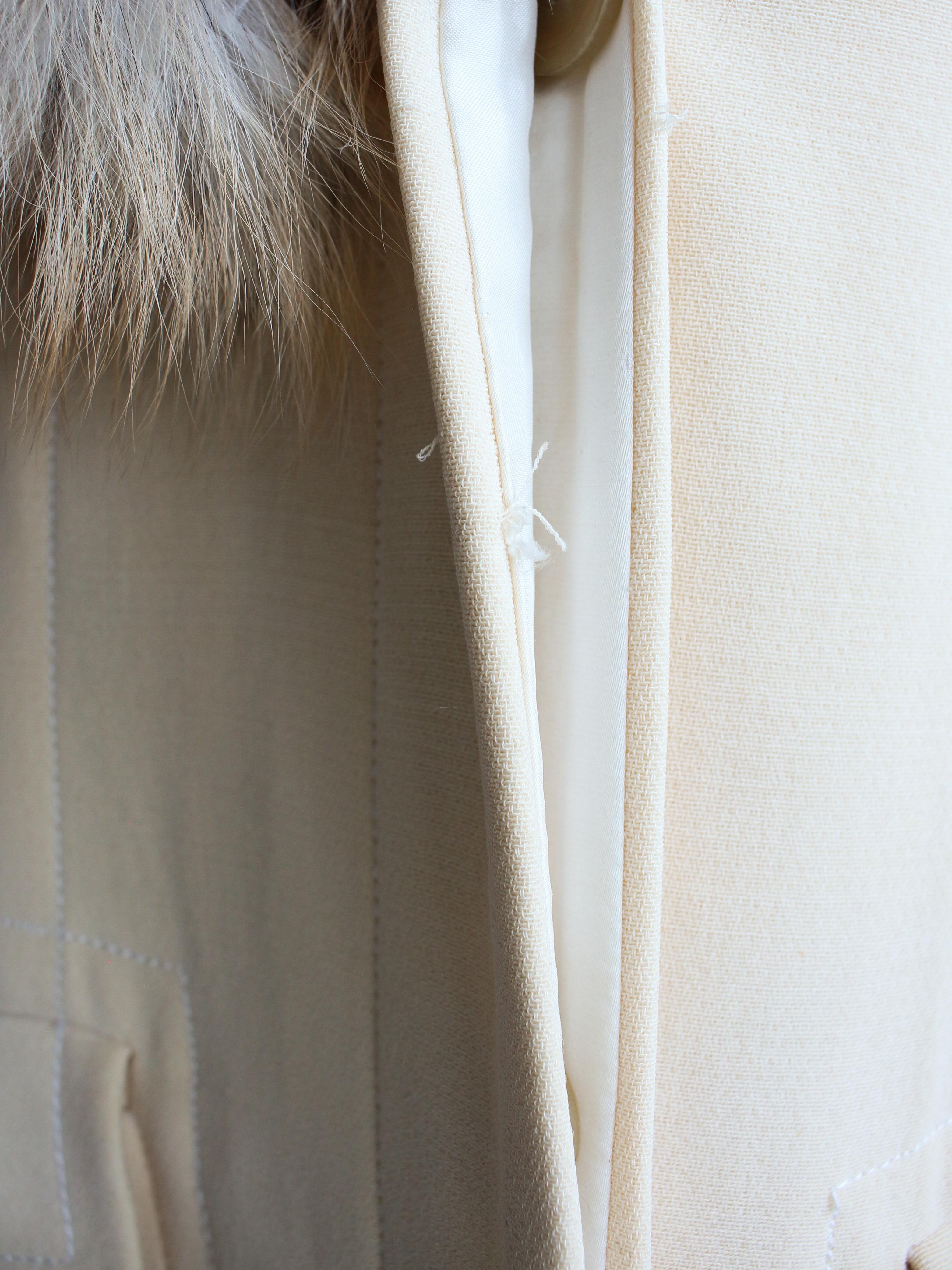 Gucci Autunno/Inverno 1996 by Tom Ford Campaigner Cappotto con colletto in pelliccia di volpe color crema in vendita 10