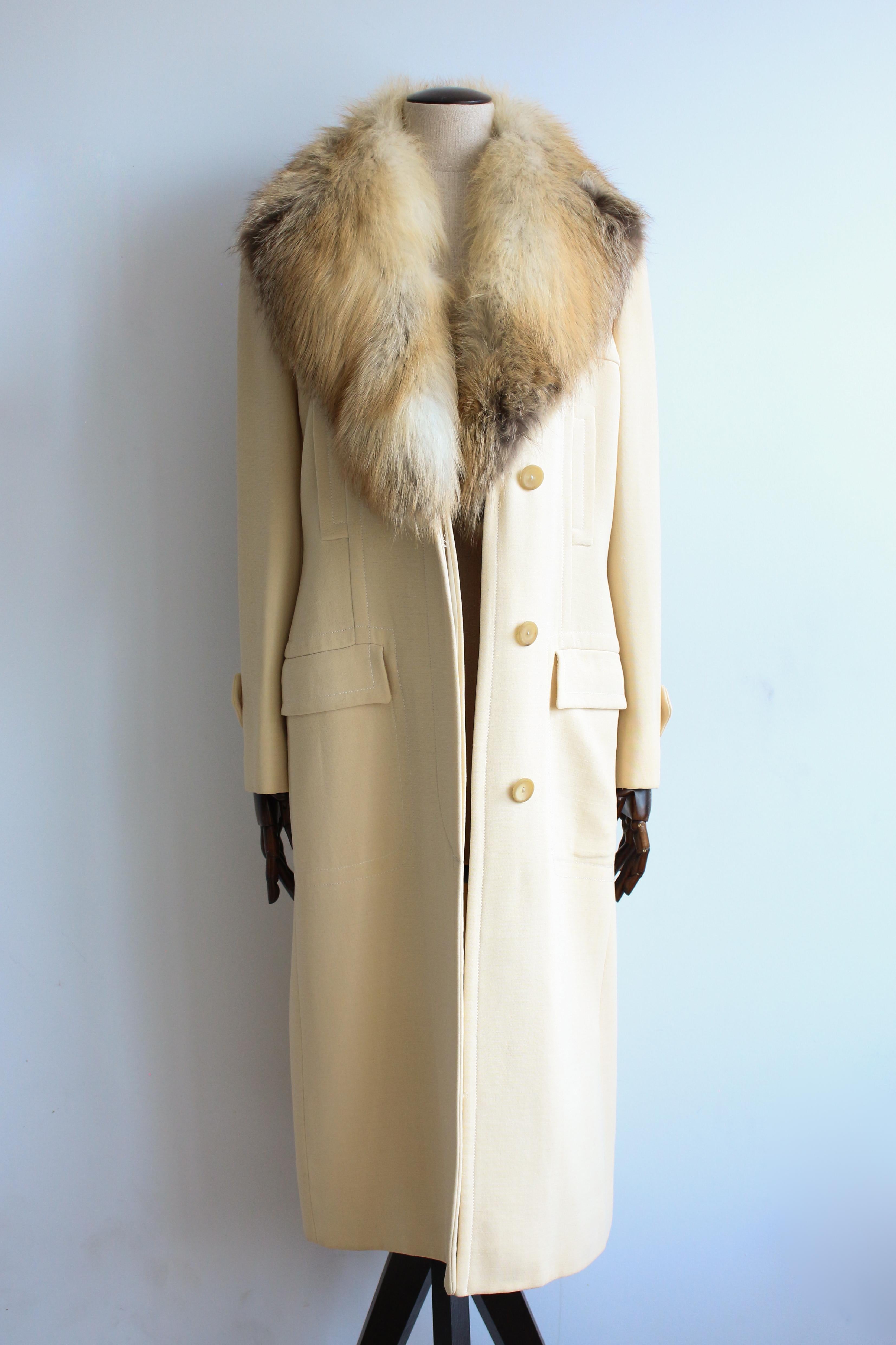 Gucci Autunno/Inverno 1996 by Tom Ford Campaigner Cappotto con colletto in pelliccia di volpe color crema in vendita 11