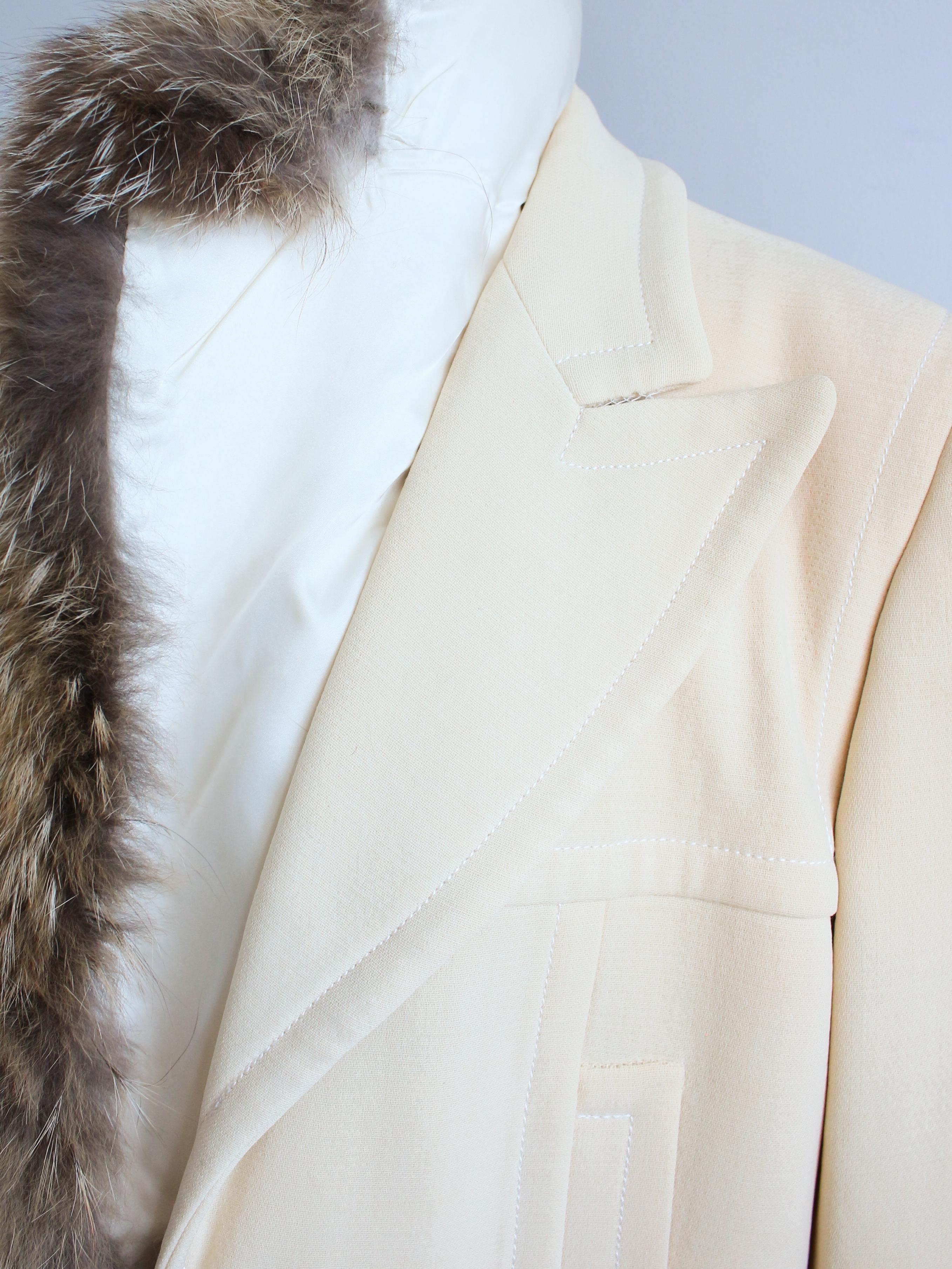 Gucci Autunno/Inverno 1996 by Tom Ford Campaigner Cappotto con colletto in pelliccia di volpe color crema in vendita 13