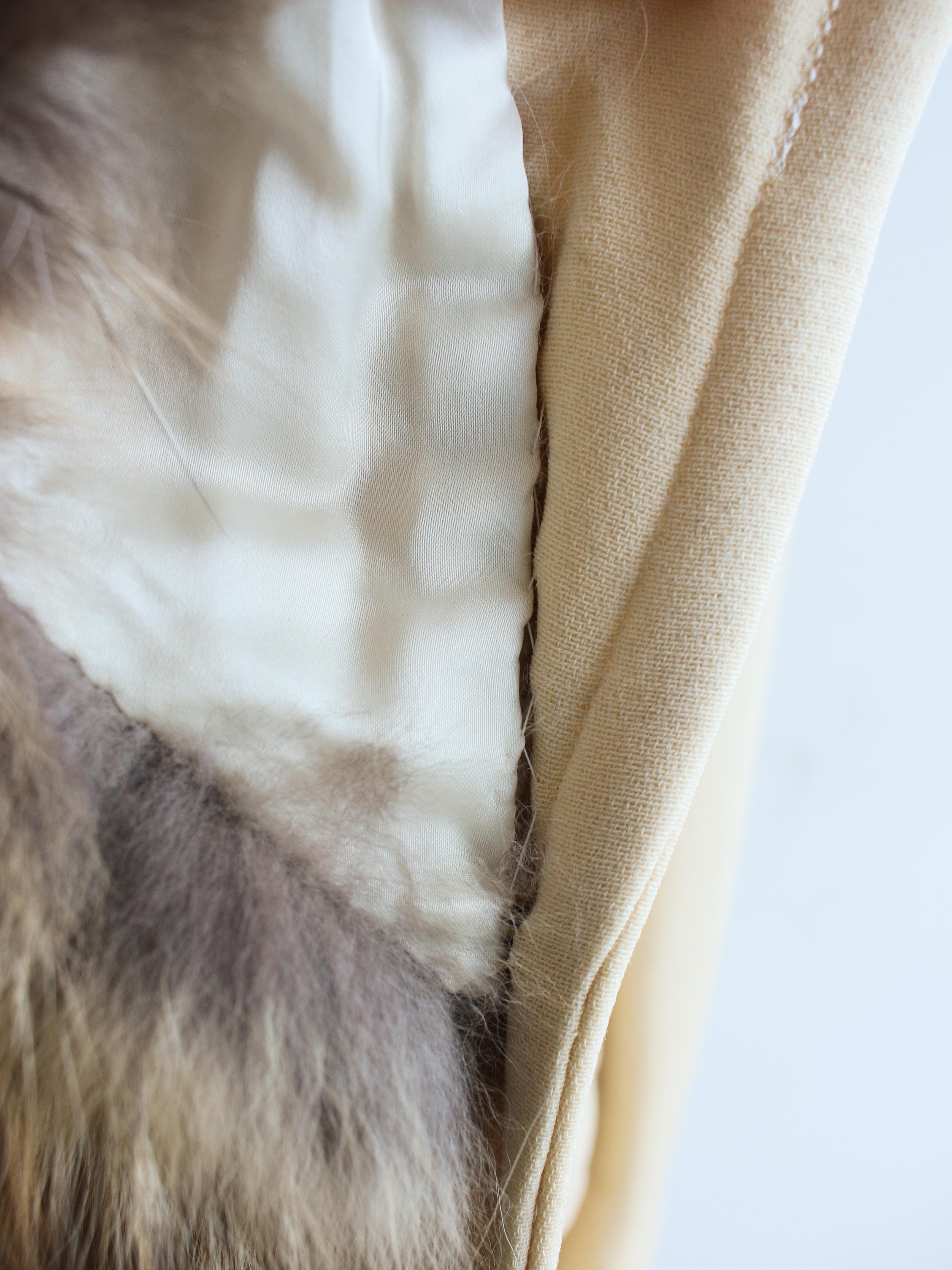 Gucci Autunno/Inverno 1996 by Tom Ford Campaigner Cappotto con colletto in pelliccia di volpe color crema in vendita 14