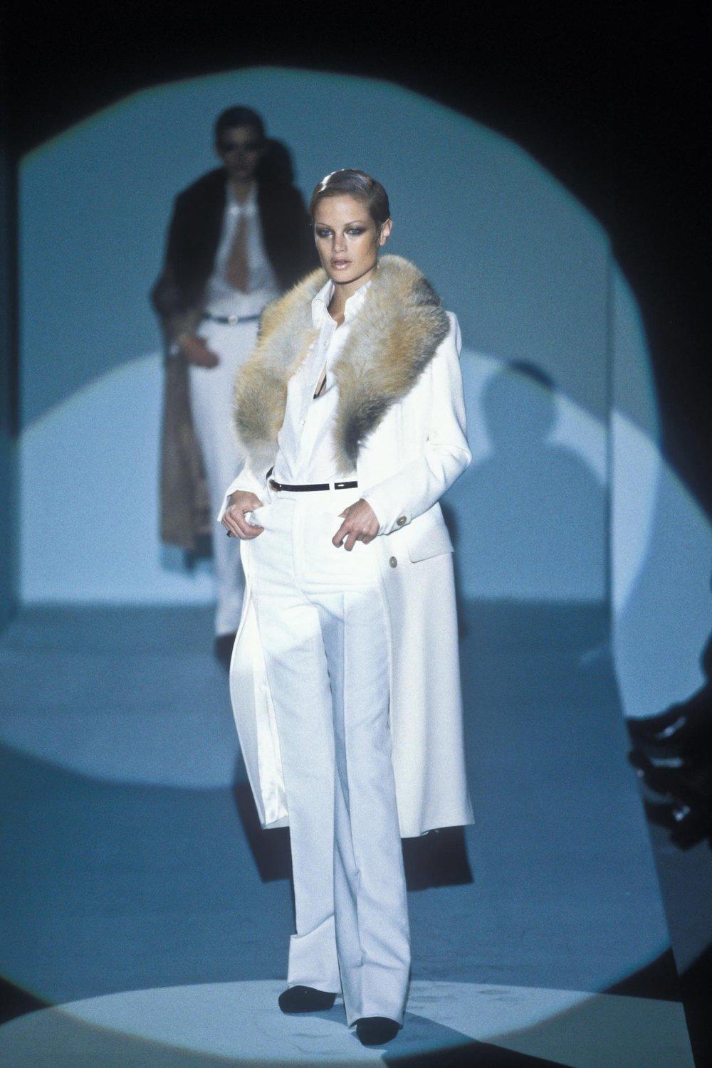 Beige Gucci Autunno/Inverno 1996 by Tom Ford Campaigner Cappotto con colletto in pelliccia di volpe color crema in vendita