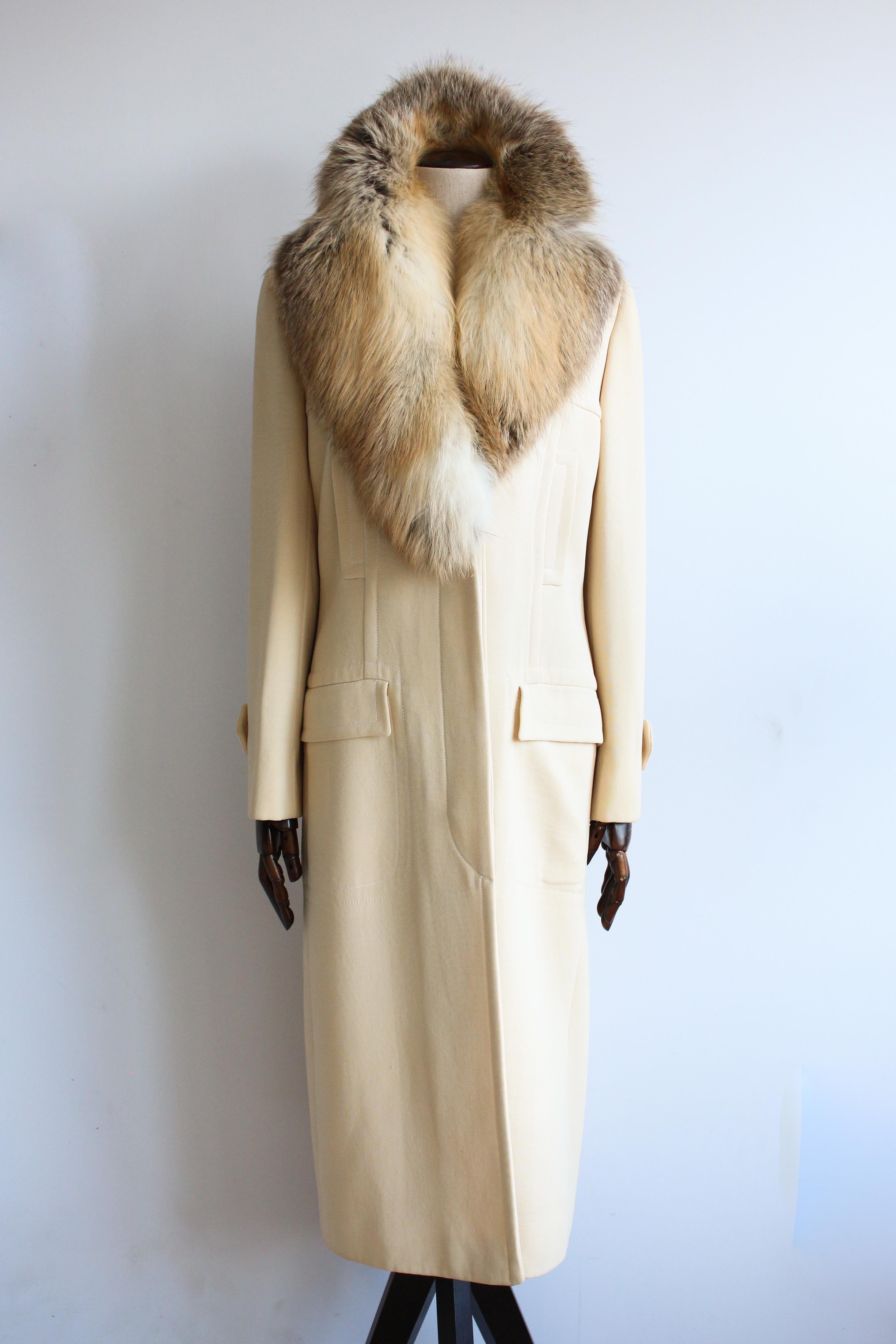 Gucci Autunno/Inverno 1996 by Tom Ford Campaigner Cappotto con colletto in pelliccia di volpe color crema In condizioni discrete in vendita a Manchester, GB