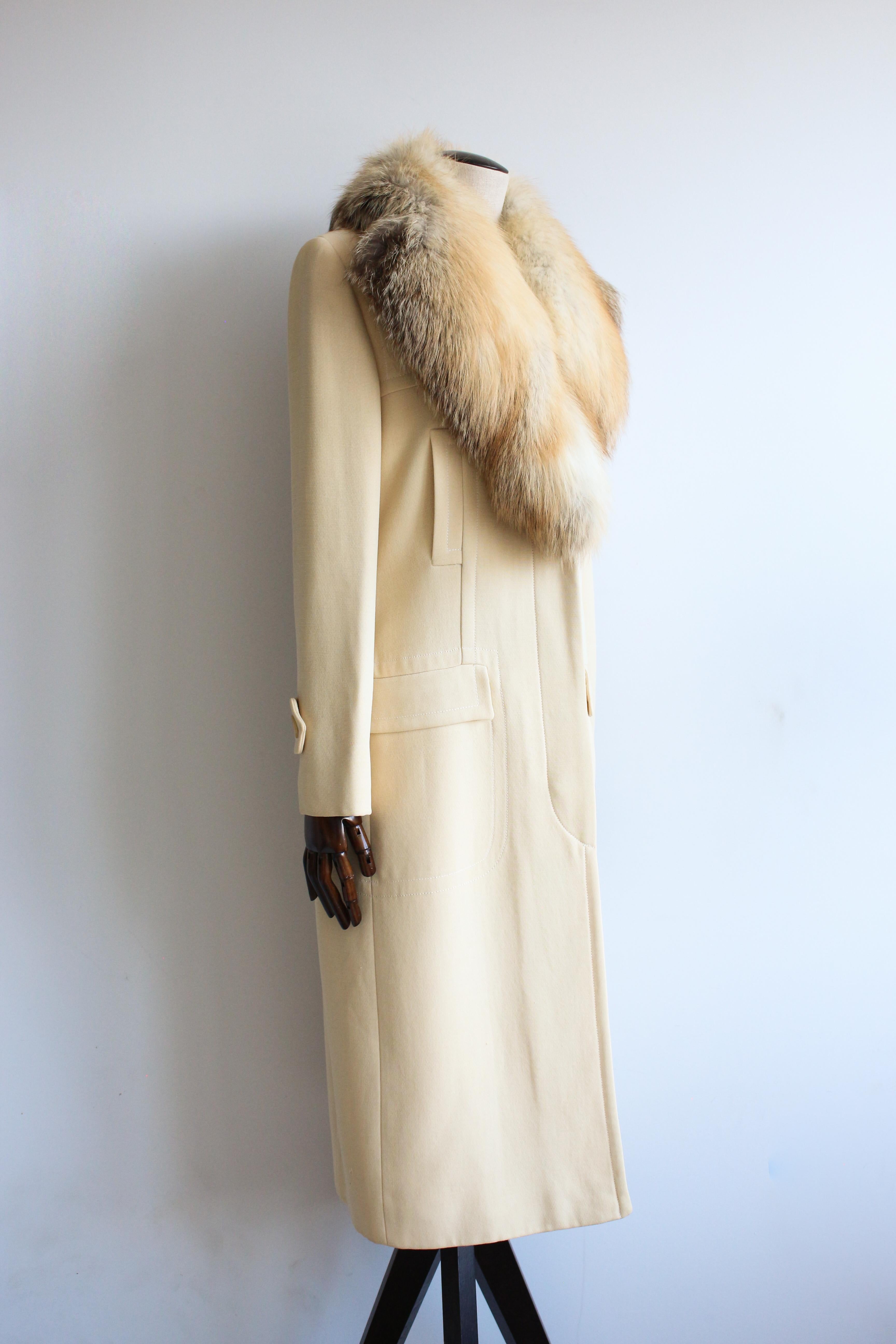 Donna Gucci Autunno/Inverno 1996 by Tom Ford Campaigner Cappotto con colletto in pelliccia di volpe color crema in vendita