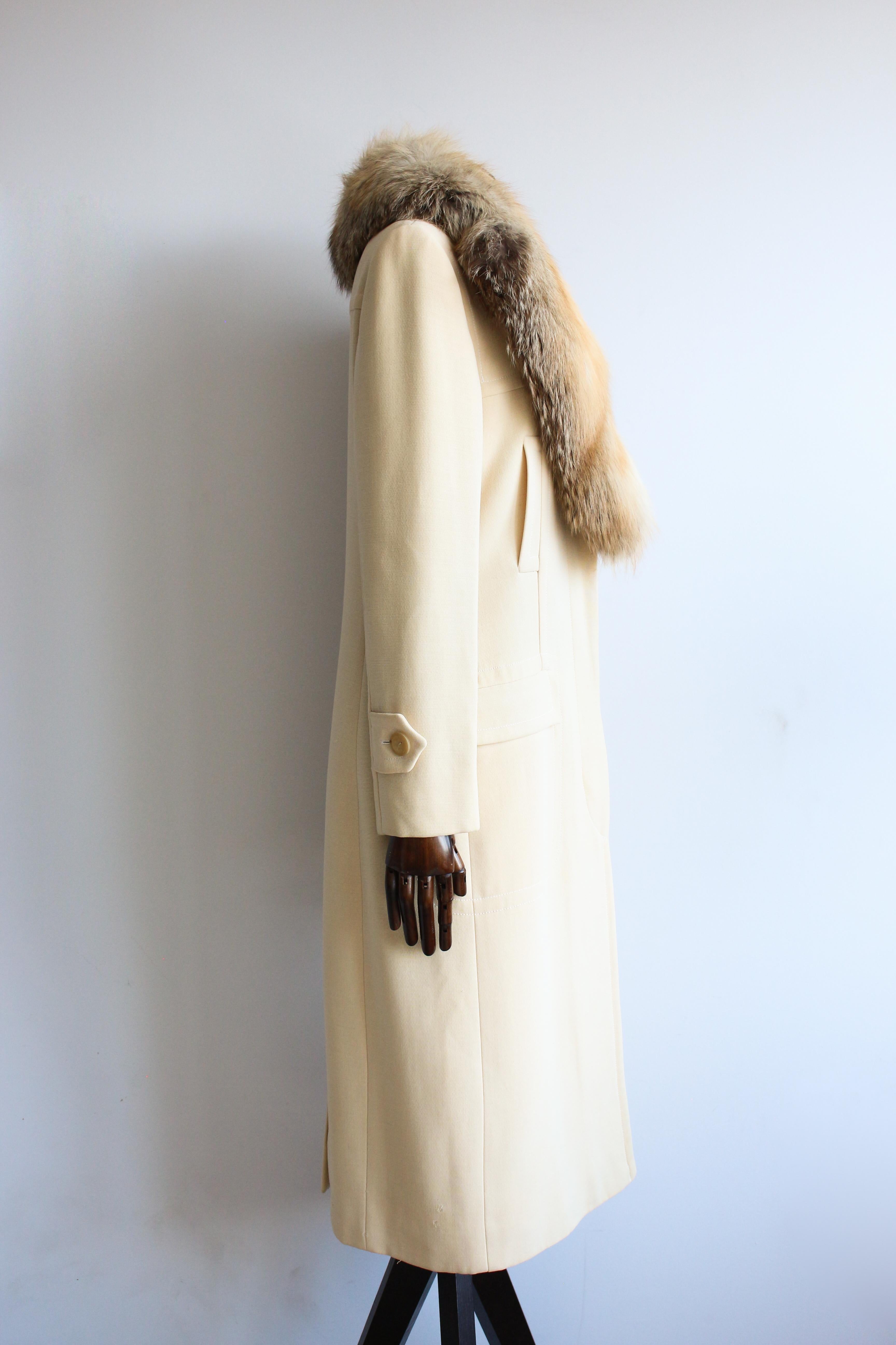 Gucci Autunno/Inverno 1996 by Tom Ford Campaigner Cappotto con colletto in pelliccia di volpe color crema in vendita 1