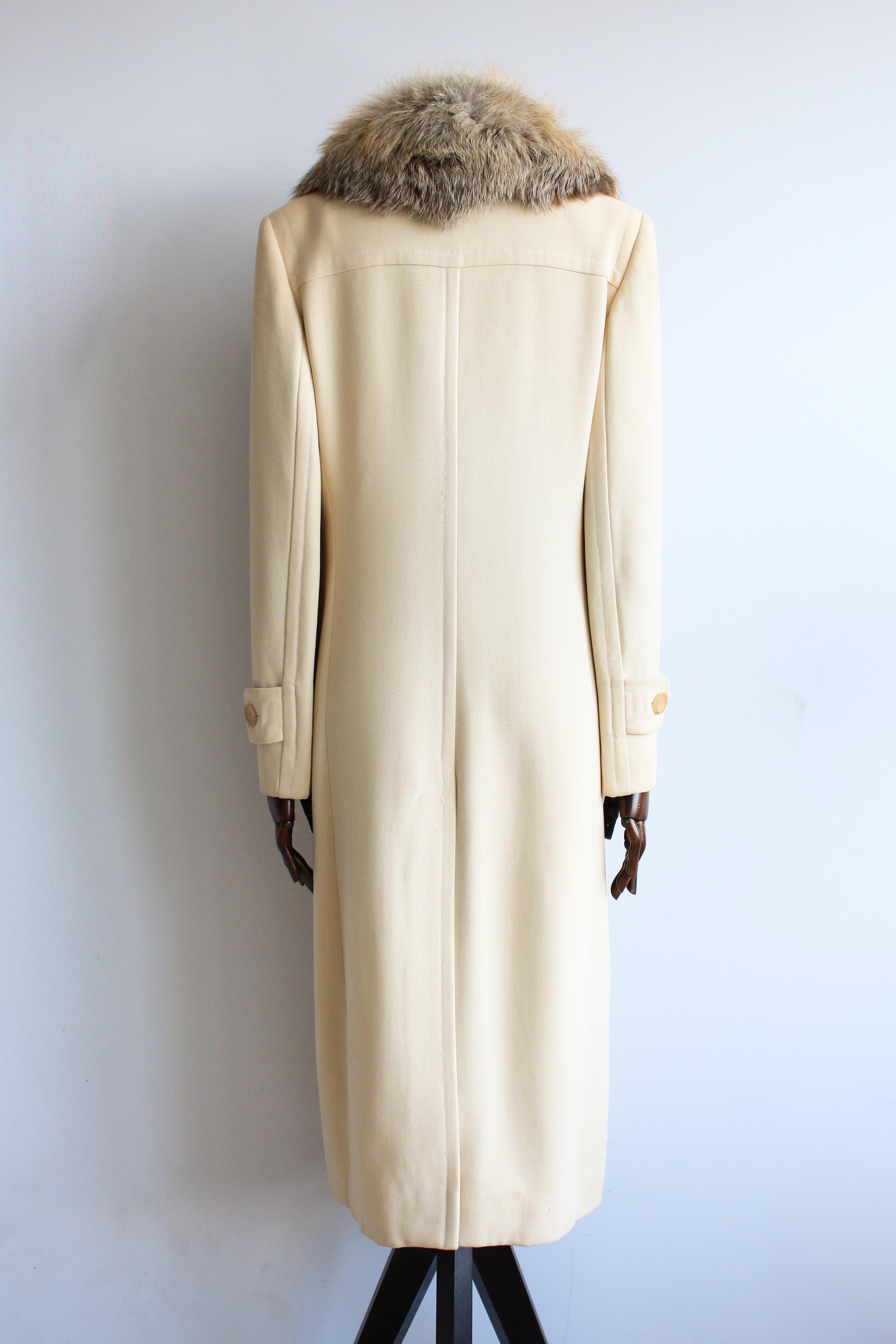 Gucci Autunno/Inverno 1996 by Tom Ford Campaigner Cappotto con colletto in pelliccia di volpe color crema in vendita 2