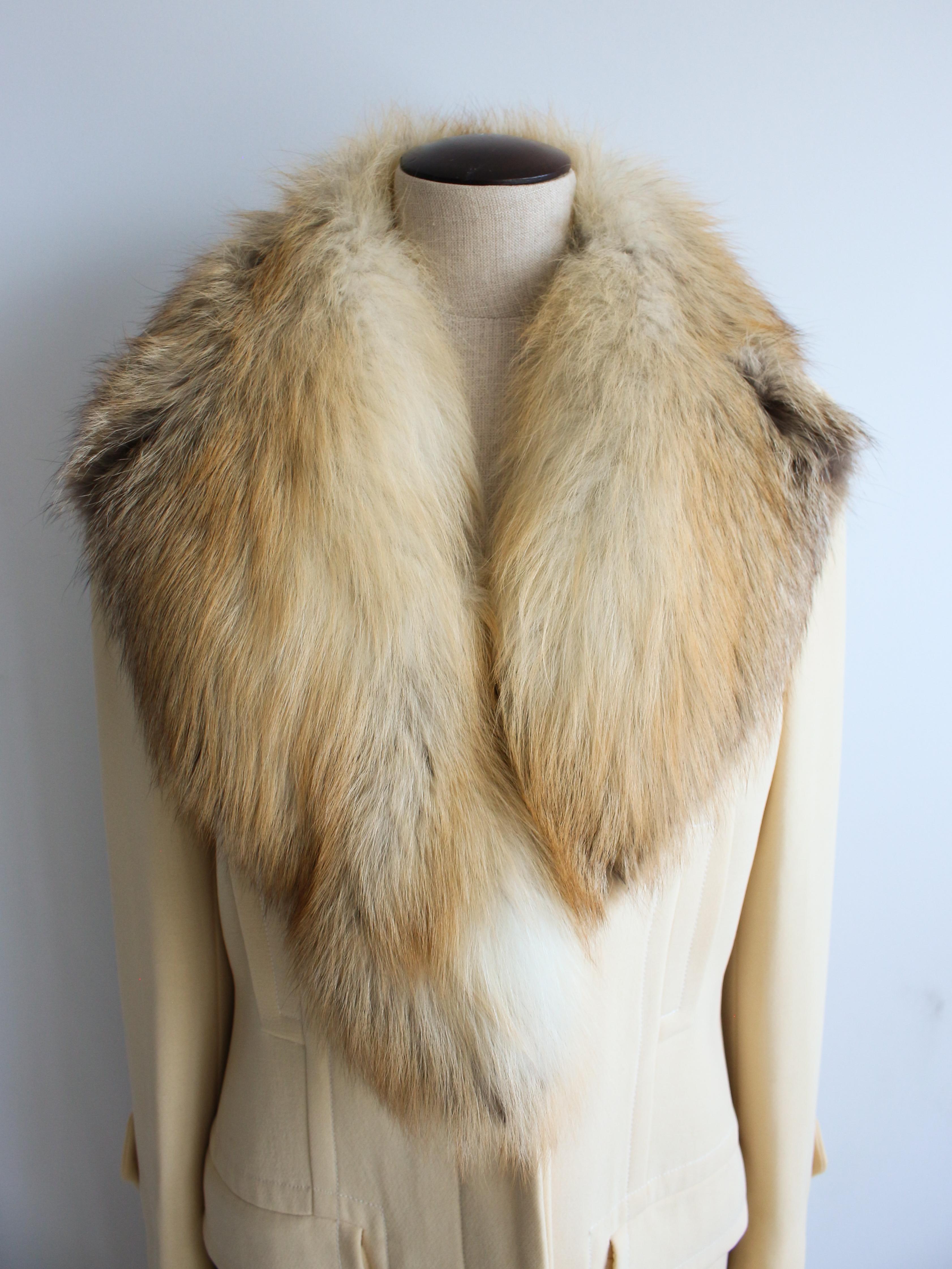 Gucci Autunno/Inverno 1996 by Tom Ford Campaigner Cappotto con colletto in pelliccia di volpe color crema in vendita 3