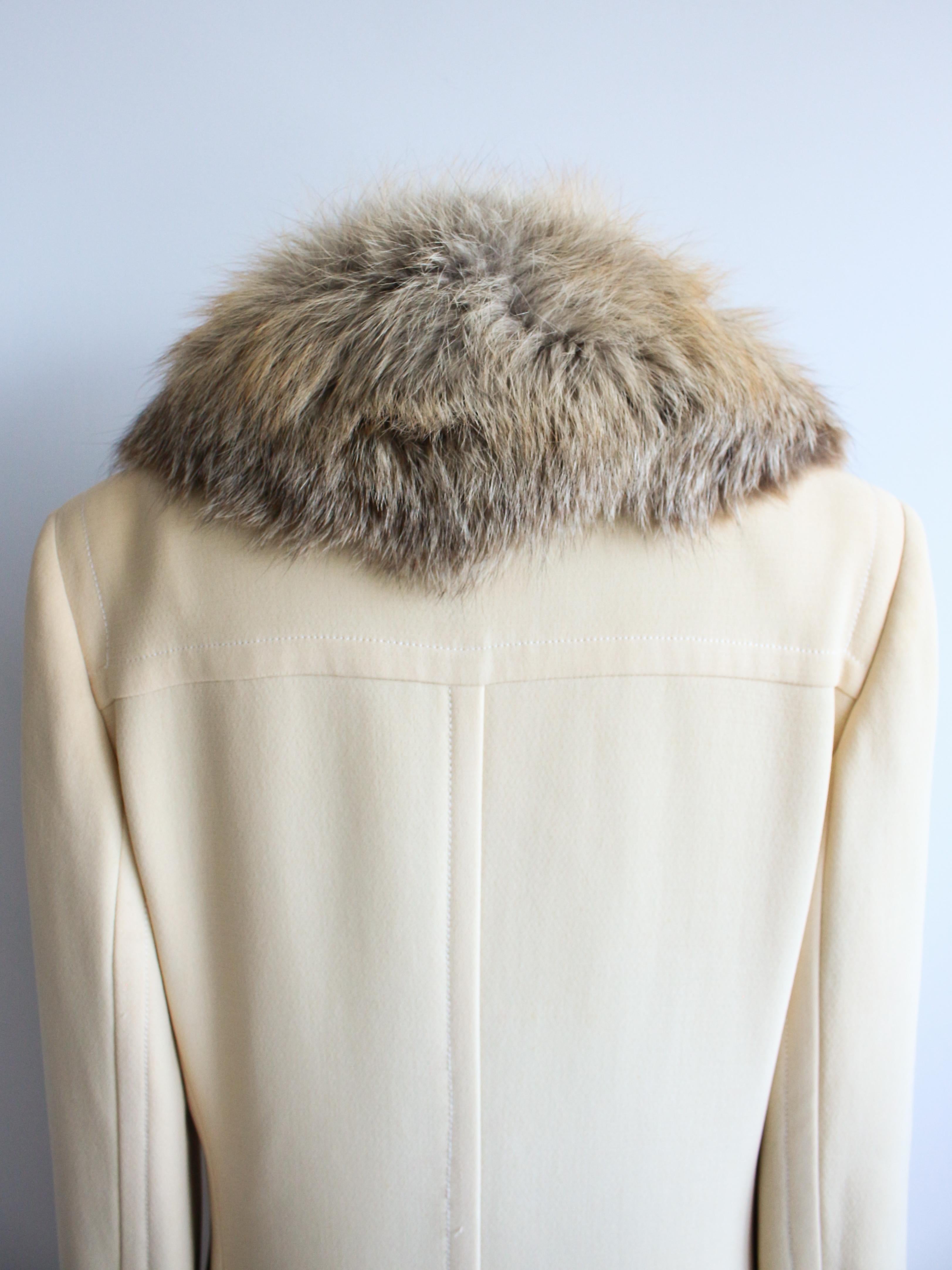 Gucci Autunno/Inverno 1996 by Tom Ford Campaigner Cappotto con colletto in pelliccia di volpe color crema in vendita 4