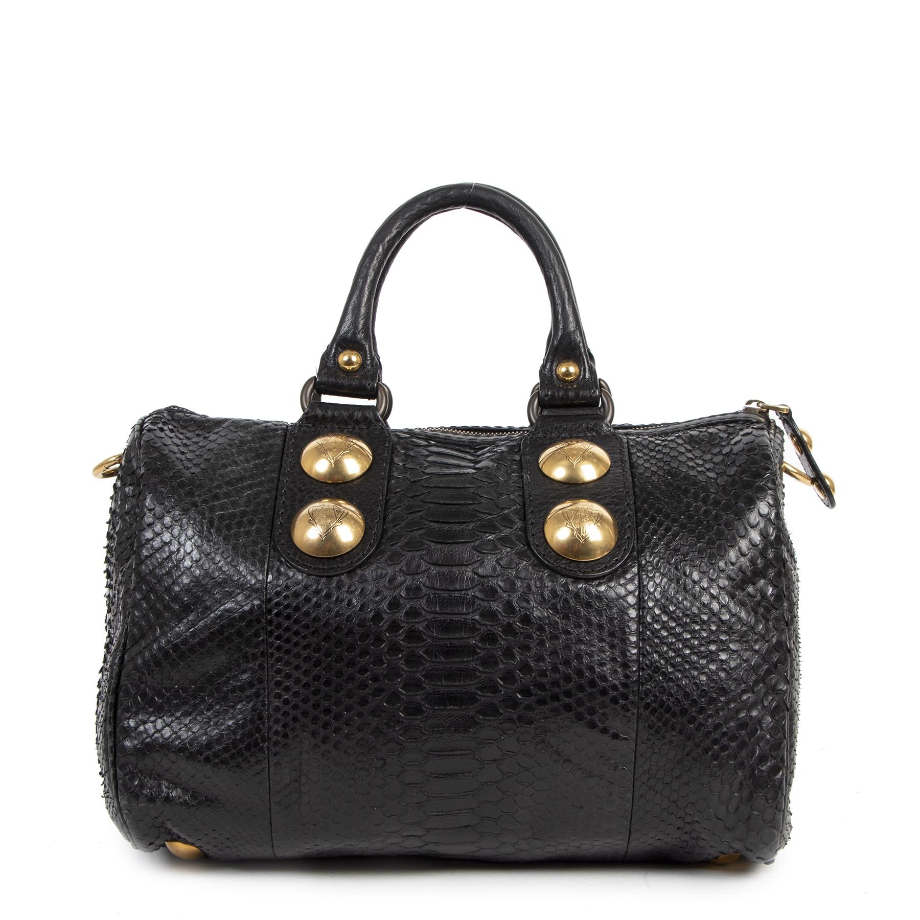 Very good condition

Gucci Babouska Boston Bag Black Python Skin Leather

Stand out with this Gucci Babouska Boston bag. The bag is crafted out of beautiful black python skin leather and features dual rolled top handles, gold-toned hardware and logo