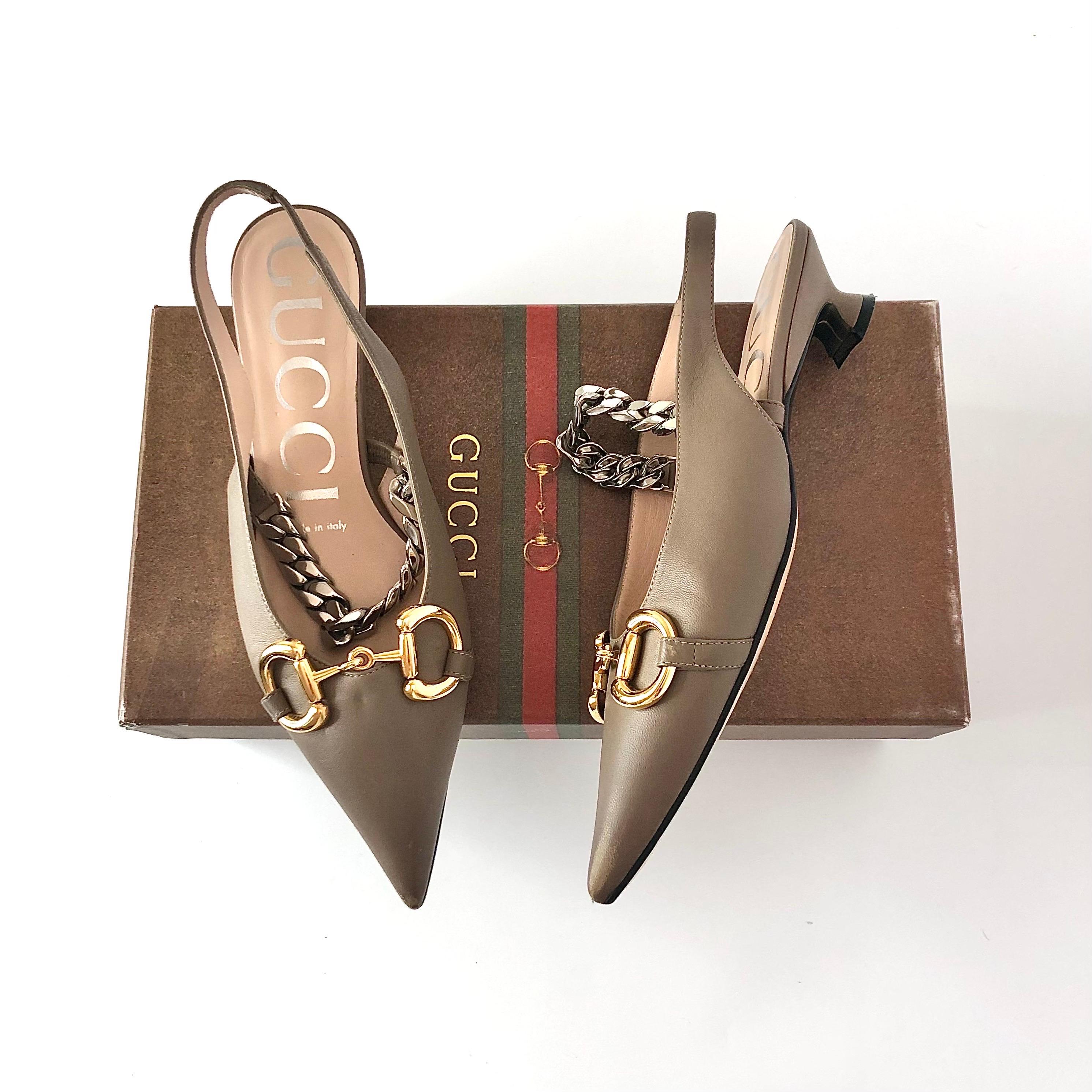 Gucci Baby Bit Deva - Décolleté con tacco a sventola
616596
In scatola, con sacchetto antipolvere 
Colore Taupe
Taglia 36EU
Tomaia in pelle
Suola in cuoio
Ferramenta con finitura oro Horsebit
Puntale a punta
Tacco a profilo basso con base