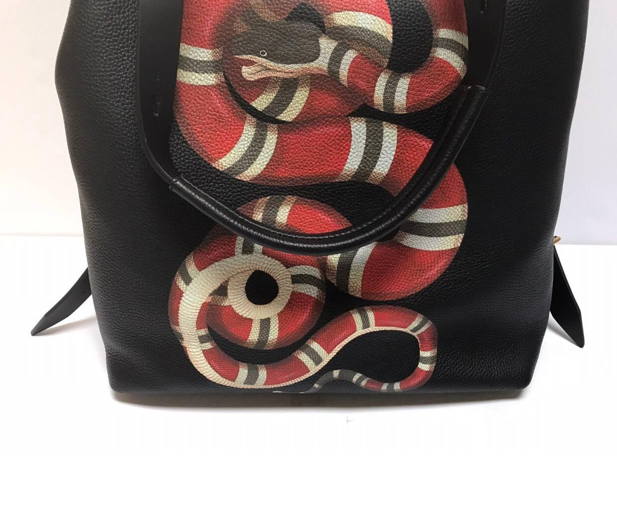 GUCCI 
Season Fw17

A backpack with adjustable shoulder straps and top handle that allows it to be worn in two additional ways: as a tote or a shoulder bag. The leather back straps can be adjusted and secured with a buckle and stud closure to create