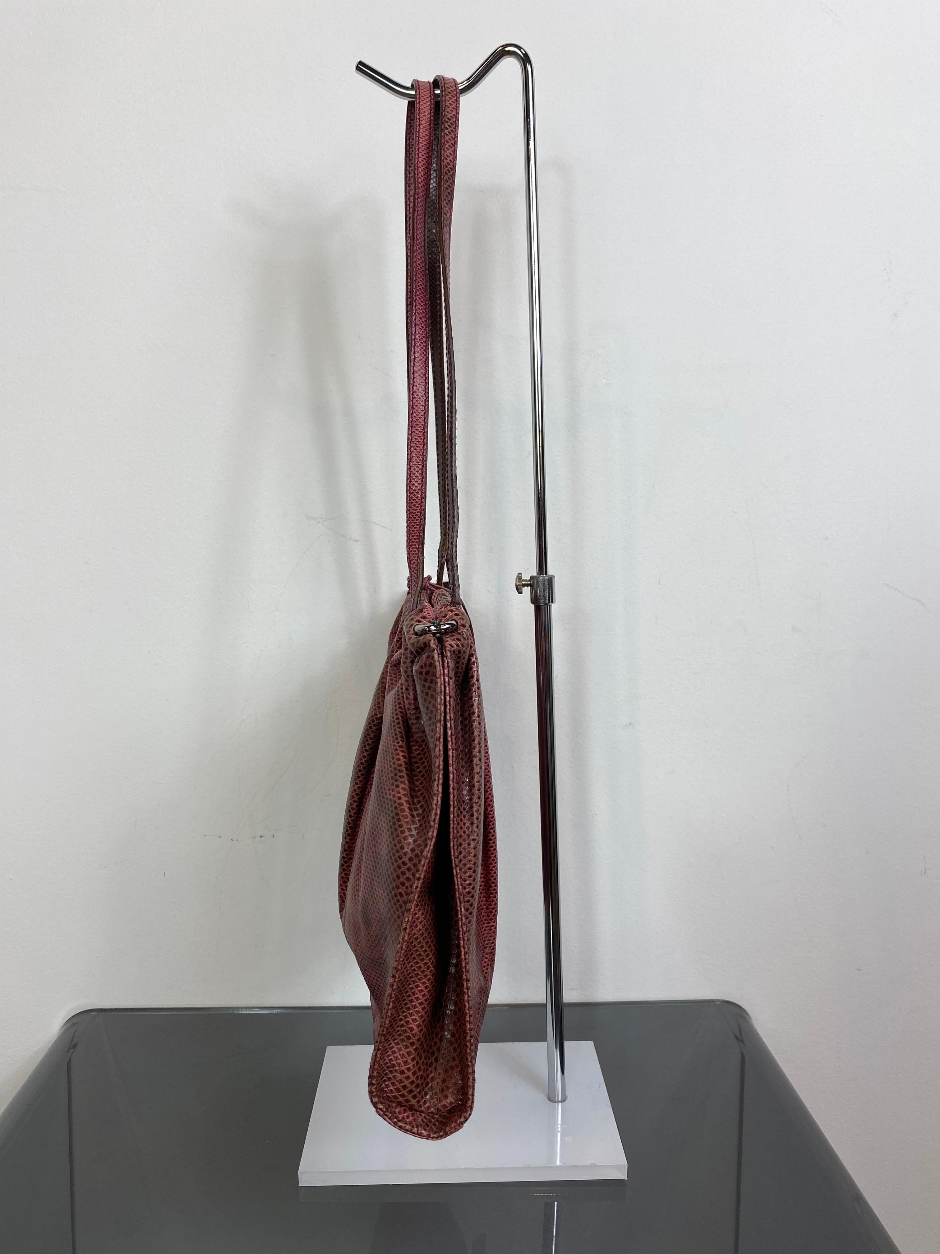 Sac à main Gucci en cuir de lézard bordeaux.
Détails métalliques en acier.
Collectional 1999 de Tom Ford.
Comme il s'agit d'un lézard, il ne peut être vendu qu'en Europe.
Il présente des signes normaux d'utilisation mais est pratiquement en très bon