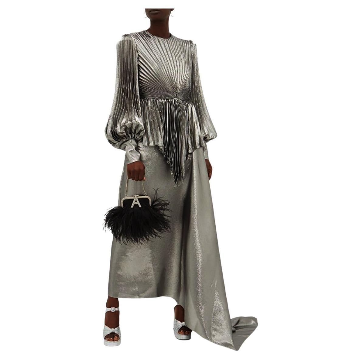 GUCCI 


Gucci Silk Evening Gown
From the 2019 Collection
Metallic & Silver
Pleated Accents
Long Sleeve with Crew Neck
Concealed Zip Closure at Back


Content: 60% Silk, 40% Polyester; Combo 73% Acetate, 27% Silk

Bust: 34.75