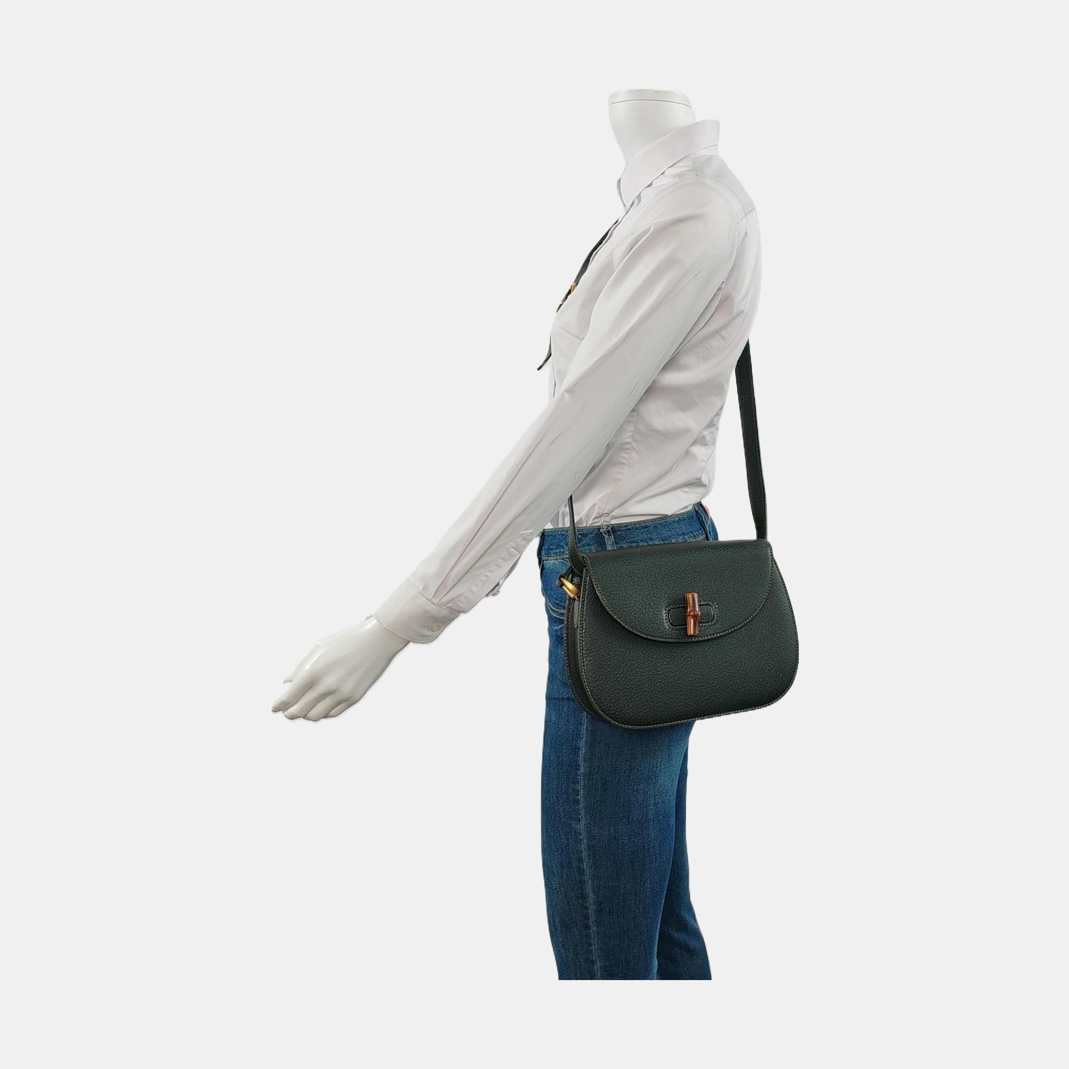 Gucci Bamboo 1947 Green Leather Medium Crossbody Bag
Il s'agit de photos professionnelles du sac offert par Luxbags.
Ce sac à bandoulière Gucci est doté d'un design/One caractéristique et d'un cadenas en bambou. Au lieu de la poignée supérieure en