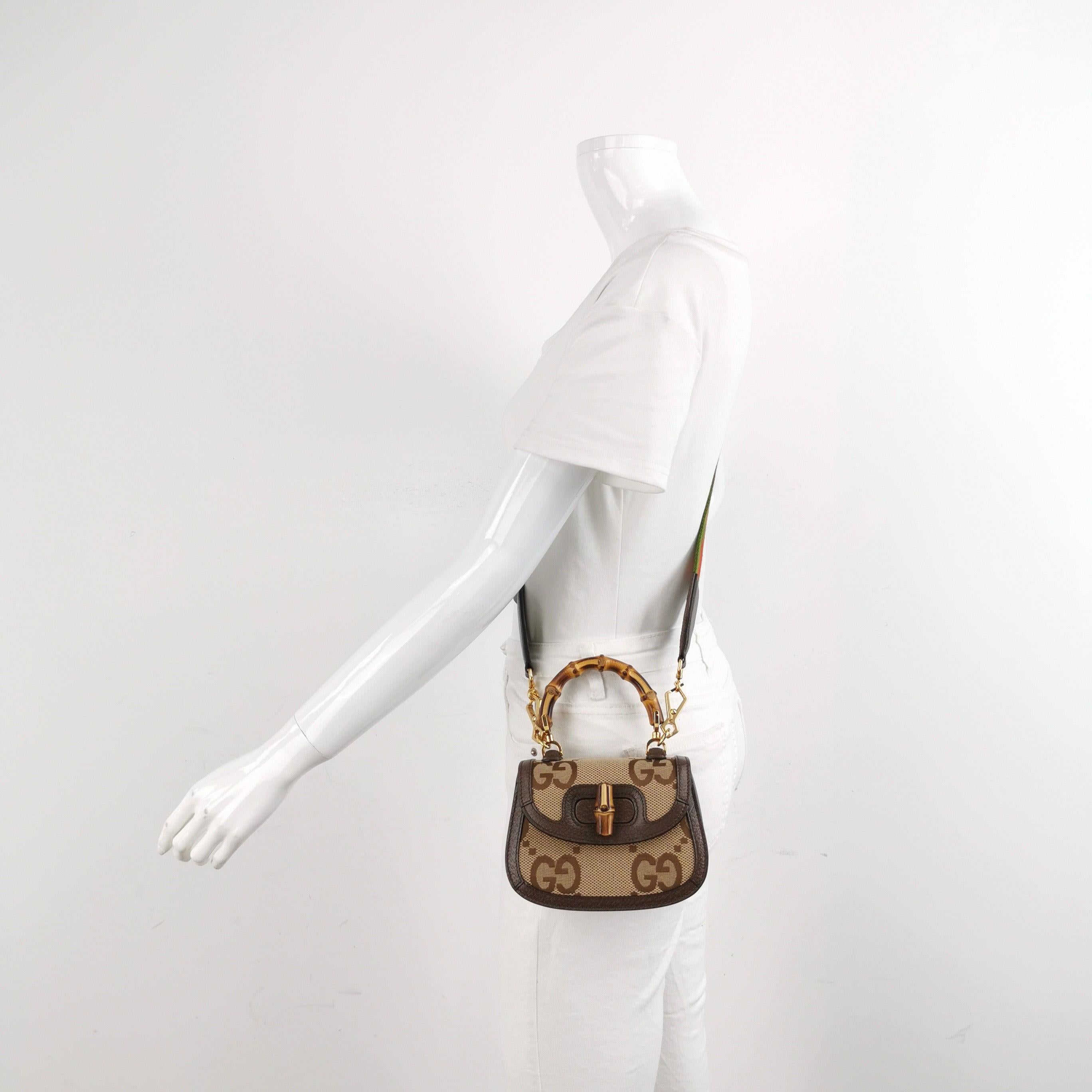 Gucci Bamboo 1947 Mini sac à bandoulière en cuir et toile marron
 Il s'agit de photos professionnelles du sac.
 Ce sac à bandoulière Gucci est doté d'un design/One caractéristique et d'un cadenas en bambou.
 ÉTAT : NEUF
 Légères rayures sur la