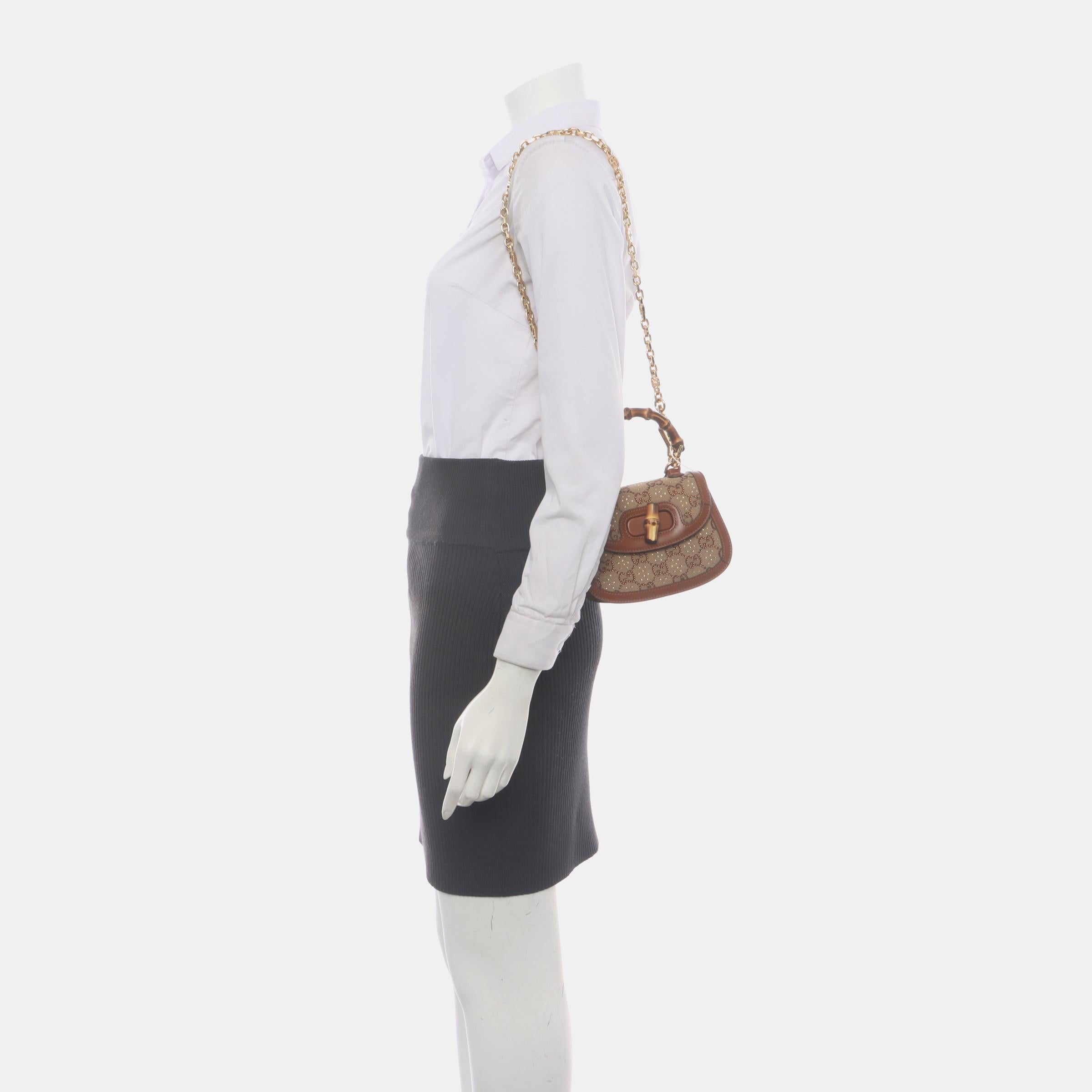Este bolso crossbody de Gucci tiene el característico diseño ovalado con el cierre giratorio de bambú.

ESTADO: NUNCA USADO

DETALLES 

Gucci
Bambú 1947
Material: Piel y lona
Acento de bambú
Herrajes dorados

Medidas estimadas del artículo

Caída