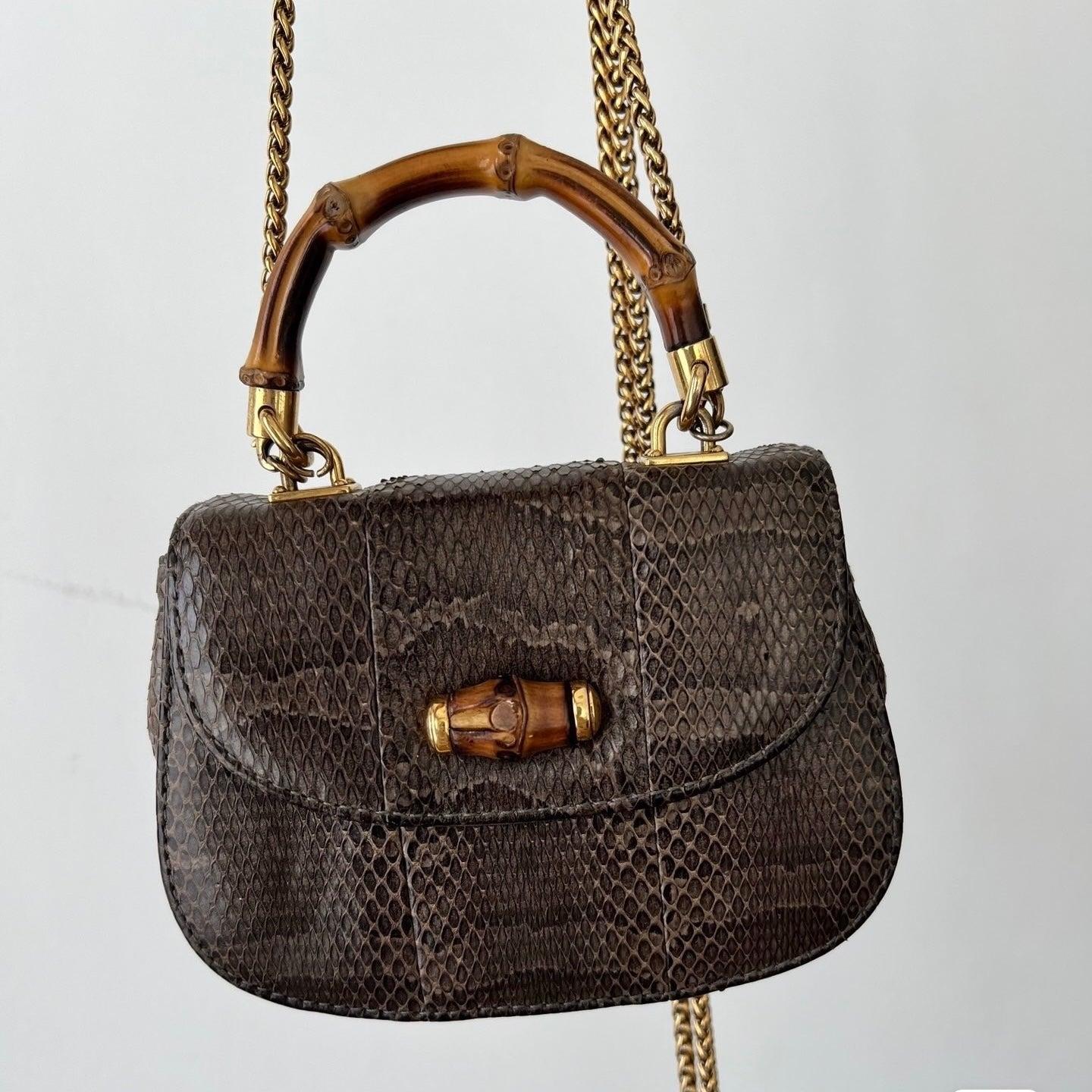 Gucci Bamboo 1947 Night Mini-Python-Abendtasche mit Kette
 Dies sind professionelle Fotos der tatsächlich von Luxbags angebotenen Tasche.
 Diese Gucci Crossbody Bag hat das charakteristische ovale Design mit dem Bambus-Drehverschluss.
 ZUSTAND: