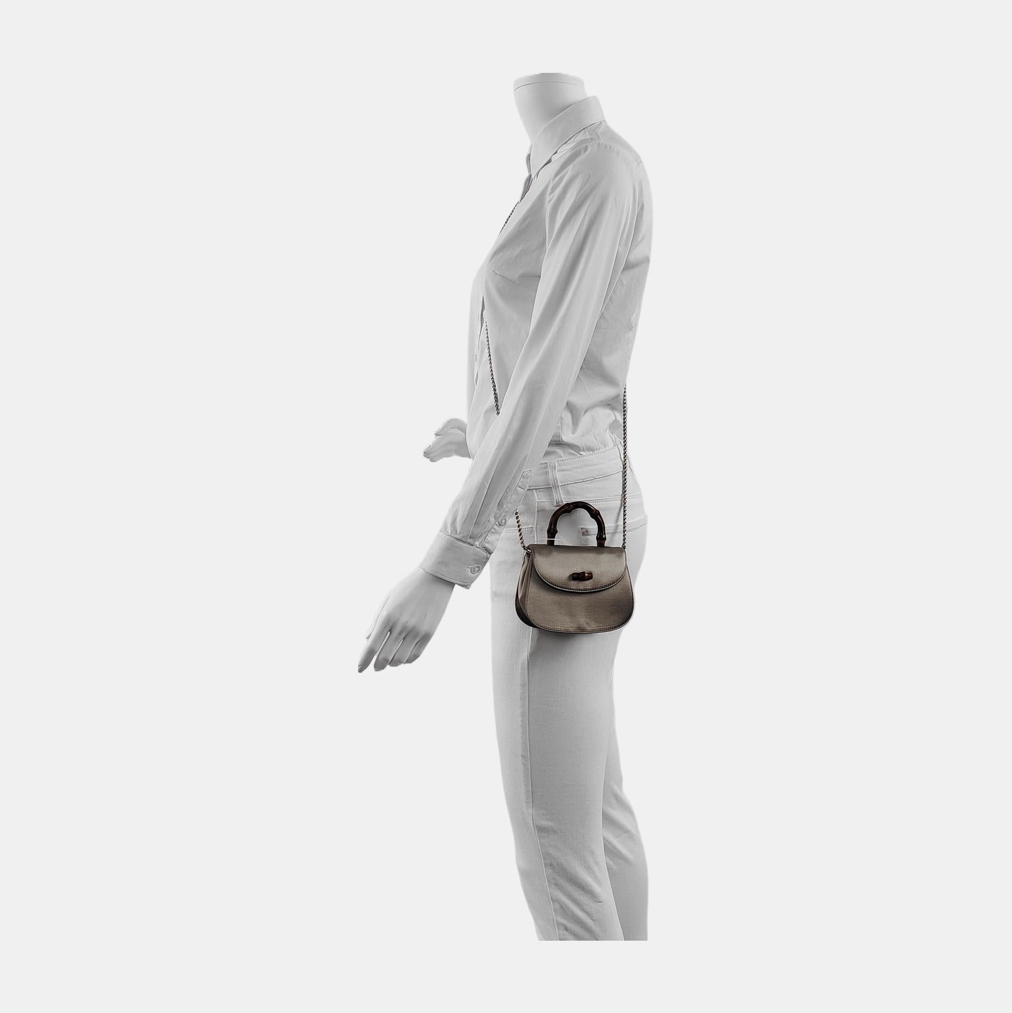 This Gucci crossbody bag has the signature oval design with the bamboo turn lock.

CONDITION: VERY GOOD

Light rubbing around the corners. Light stains on the surface. 

DETAILS 

Gucci
Bamboo 1947 Night Evening Bag

Material: Silk

Bamboo