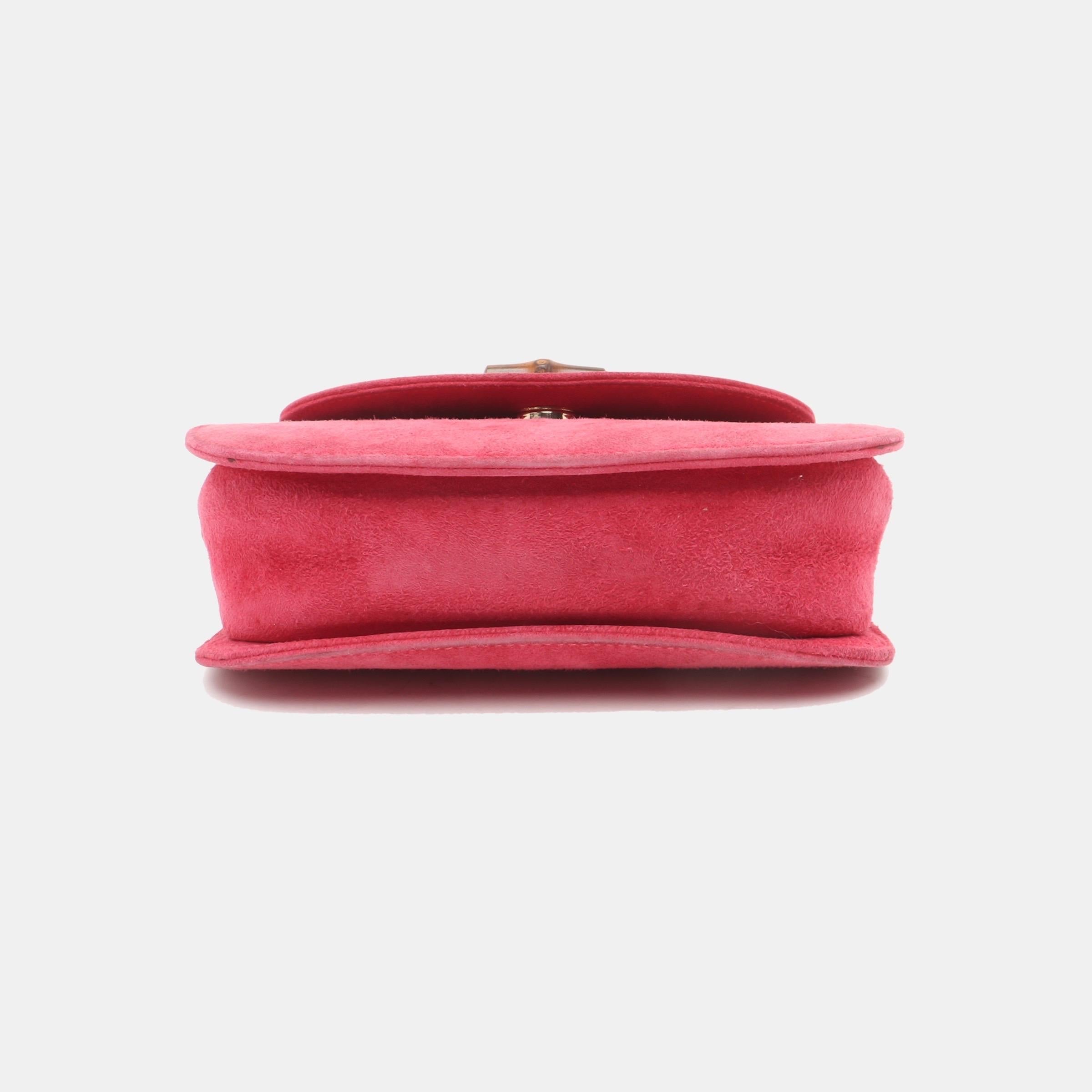 This Gucci crossbody bag has the signature oval design with the bamboo turn lock.

CONDITION: GOOD

Light rubbing around the corners. Light stains on the surface. Light cracks near the edge of the flap.

DETAILS 

Gucci
Bamboo 1947 Night Evening