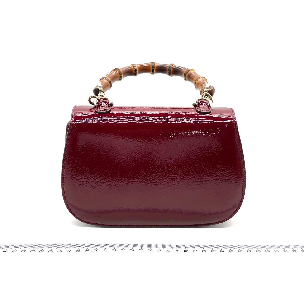 Gucci Bamboo 1947 Small Ancora Red Burgundy Patent Leather Top Handle Bag
Il s'agit de photos professionnelles du sac offert par Luxbags.
Ce sac à bandoulière Gucci est doté d'un design/One caractéristique et d'un cadenas en bambou.
ÉTAT : COMME