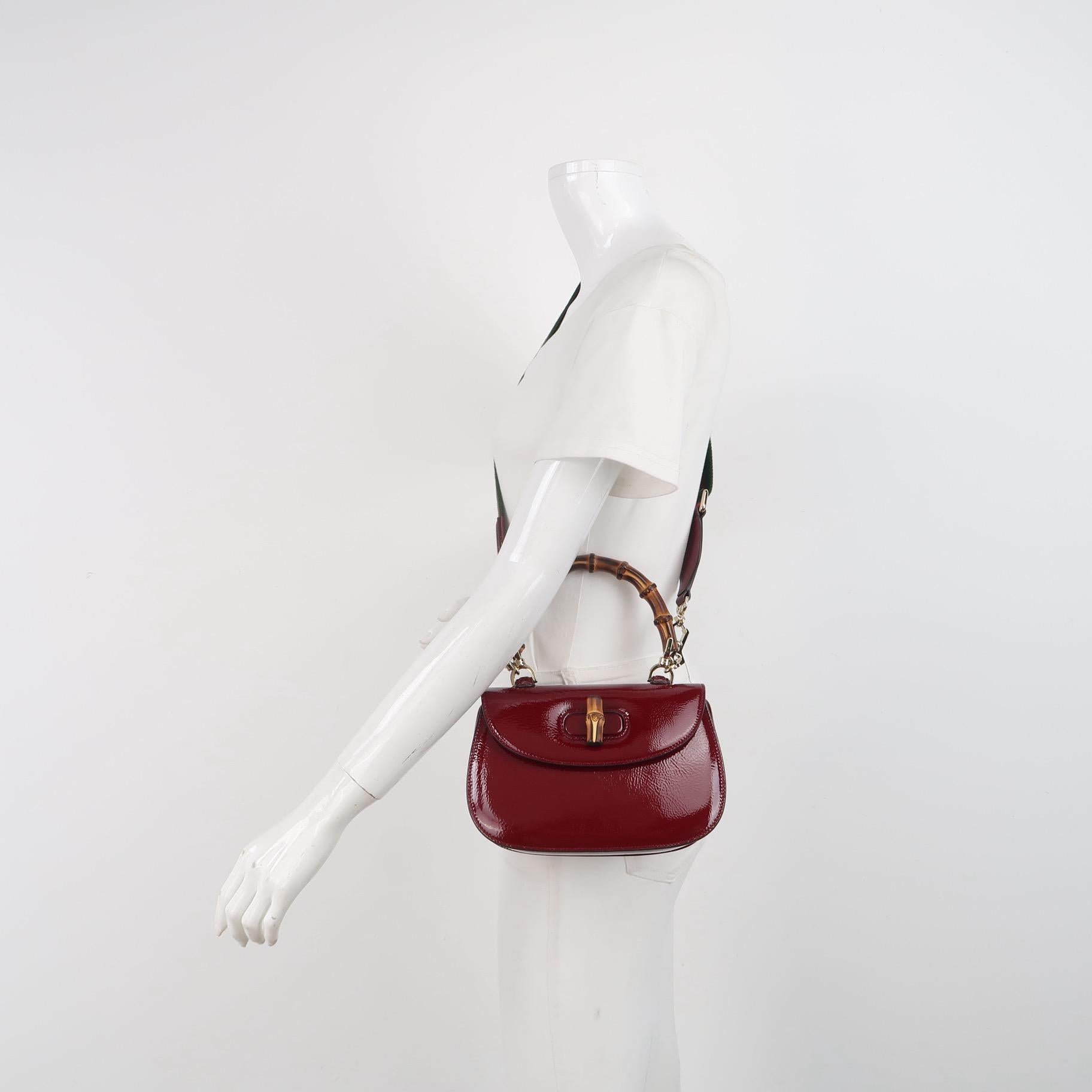 Gucci Bamboo 1947 Small Ancora Red Burgundy Patent Leather Top Handle Bag
Il s'agit de photos professionnelles du sac offert par Luxbags.
Ce sac à bandoulière Gucci est doté d'un design/One caractéristique et d'un cadenas en bambou.
ÉTAT : COMME