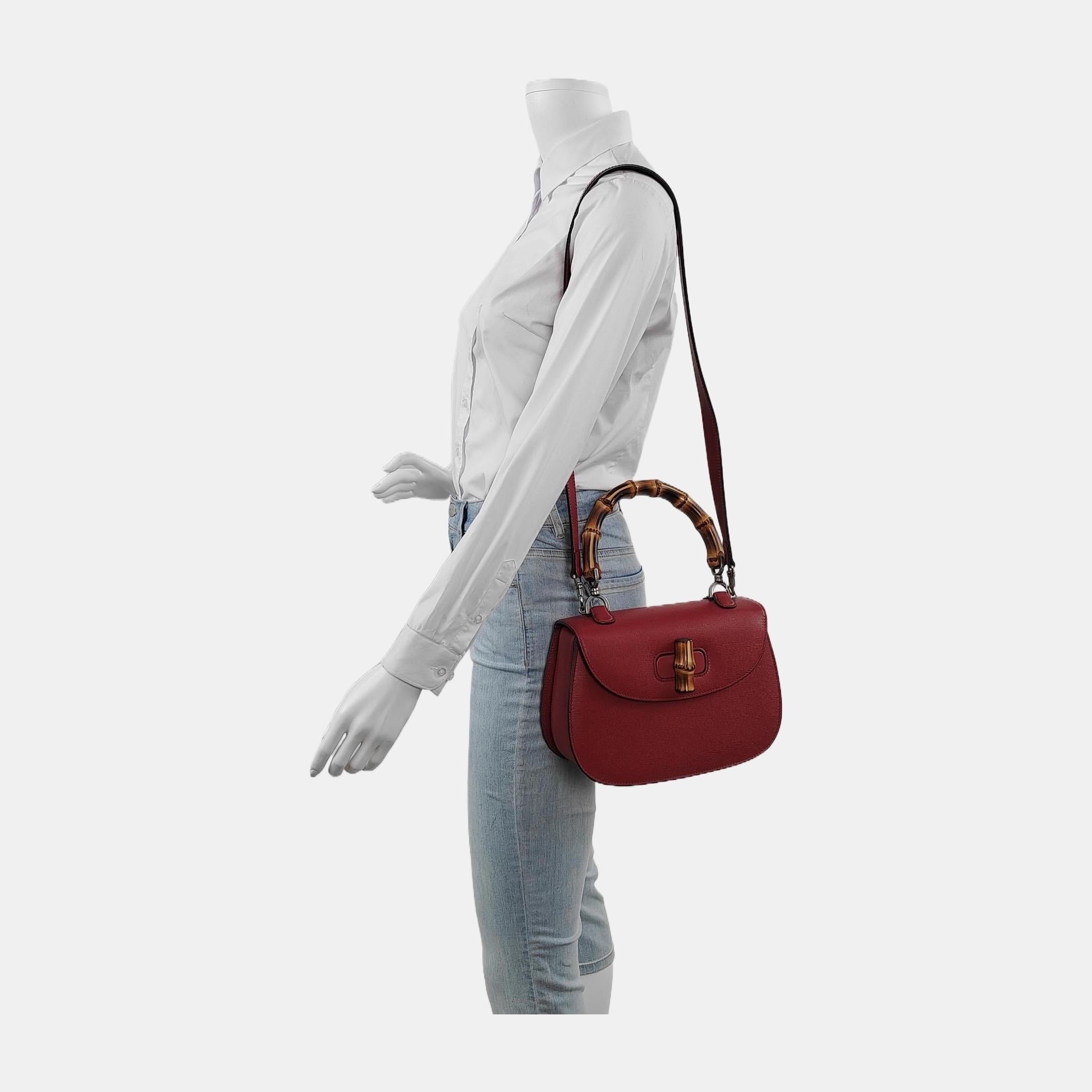 This Gucci crossbody bag has the signature oval design with the bamboo turn lock.

CONDITION: MINT

Light scratches to the hardware. 

DETAILS 

GUCCI 
Bamboo 1947
Calfskin leather
Red / Burgundy
Hardware color: Silver
Size: Medium
Width 26cm,