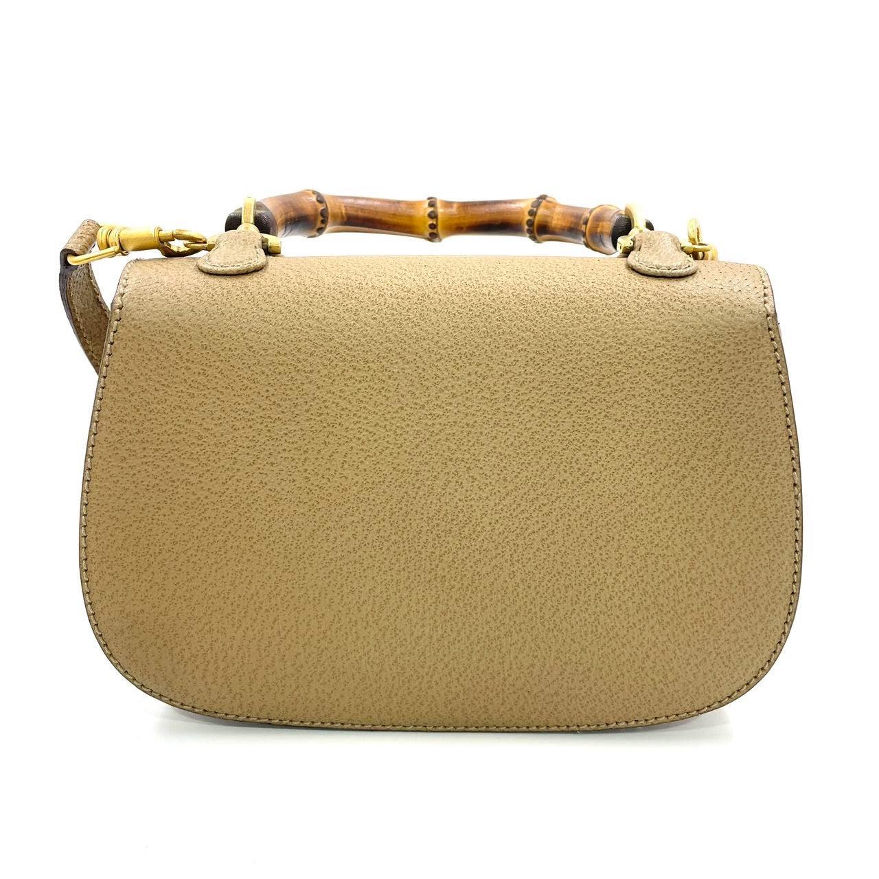 Gucci Bamboo 1947 Top Handle Bag Leather Small Beige with Strap
 Il s'agit de photos professionnelles du sac.
 Ce sac à bandoulière Gucci est doté d'un design/One caractéristique et d'un cadenas en bambou.
 ÉTAT : EXCELLENT
 Ce sac à main Gucci