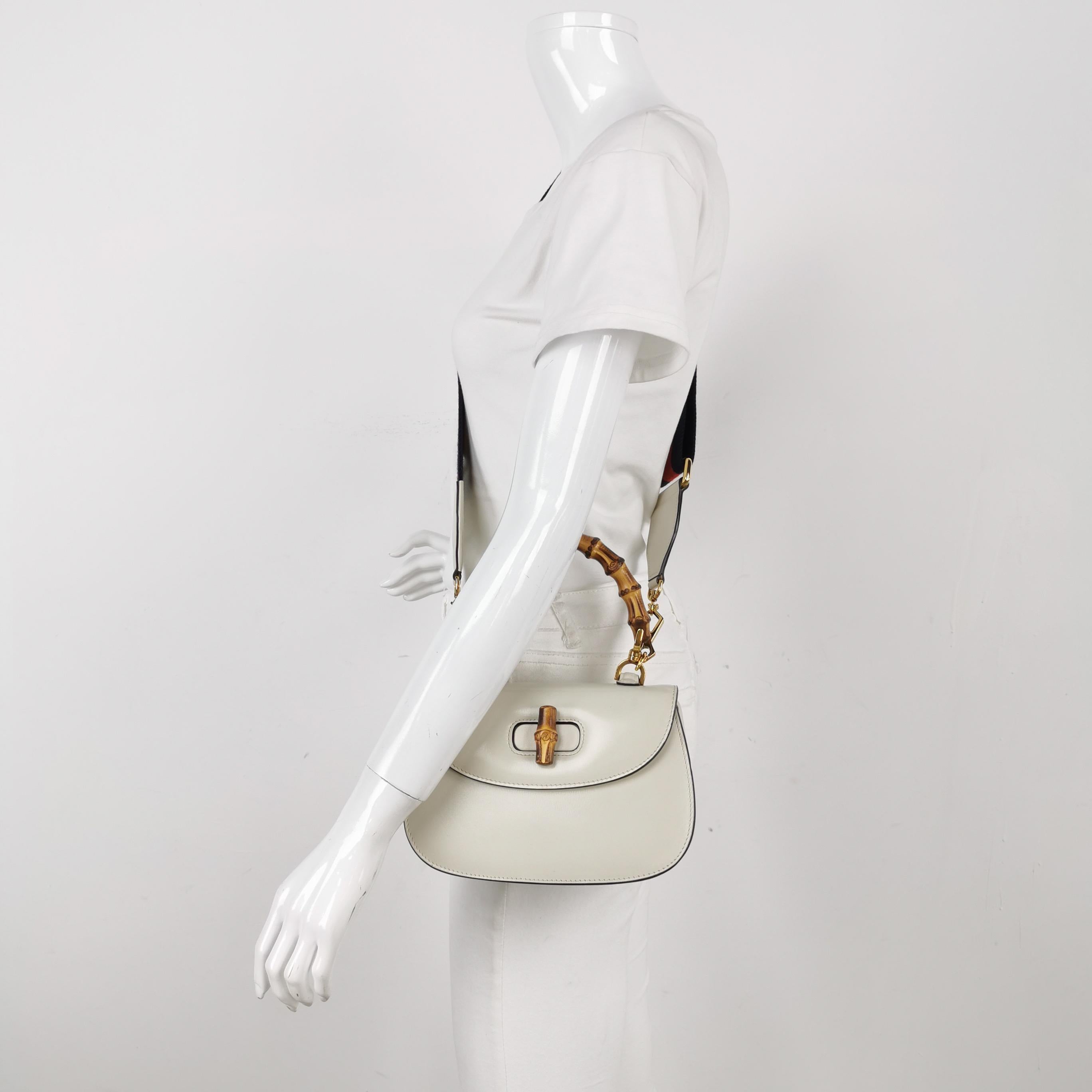 Gucci Bamboo 1947 Top Handle Bag Small White Box Leather Canvas Strap
Il s'agit de photos professionnelles du sac offert par Luxbags.
Ce sac à bandoulière Gucci est doté d'un design/One caractéristique et d'un cadenas en bambou. Comme on le voit