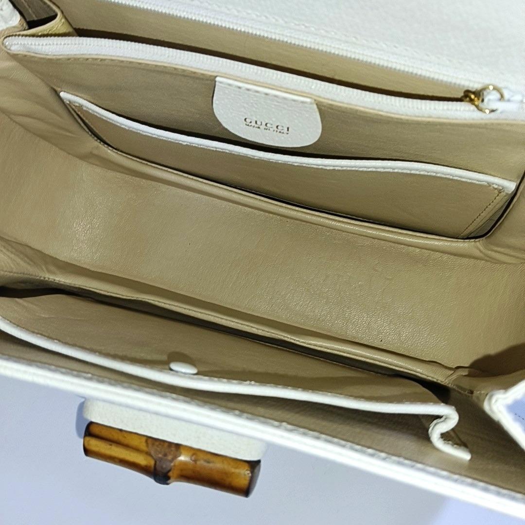 Gucci Bamboo 1947 Top Handle Bag Weißes genarbtes Leder Medium im Angebot 2