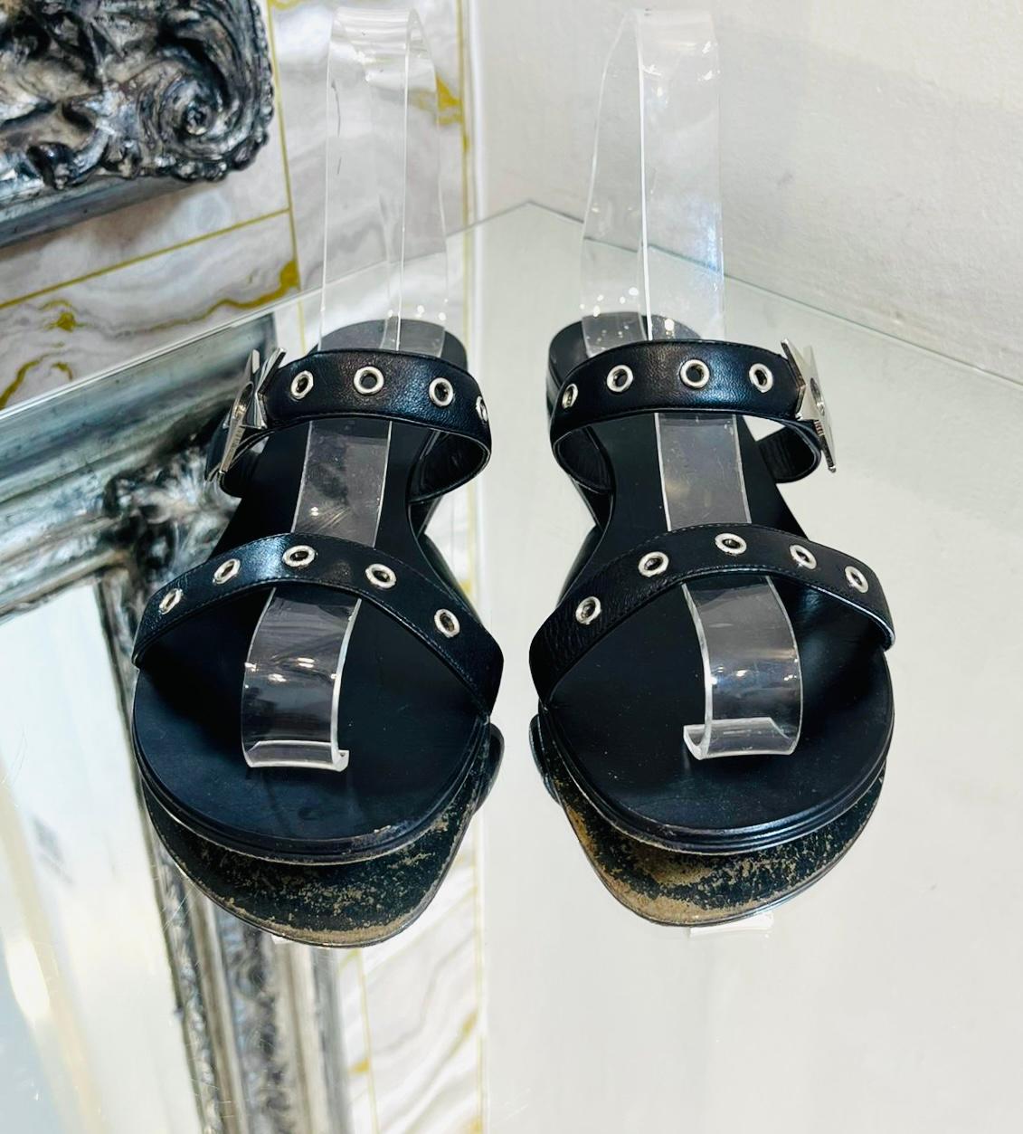 Giuseppe Zanotti Kalamity Star Embellished Leather Sandals

Black flats designed with dual straps detailed with silver eyelets.

Featuring logo engraved star decoration to the sides.

Styled with round toe and leather soles.

Size – 37

Condition –