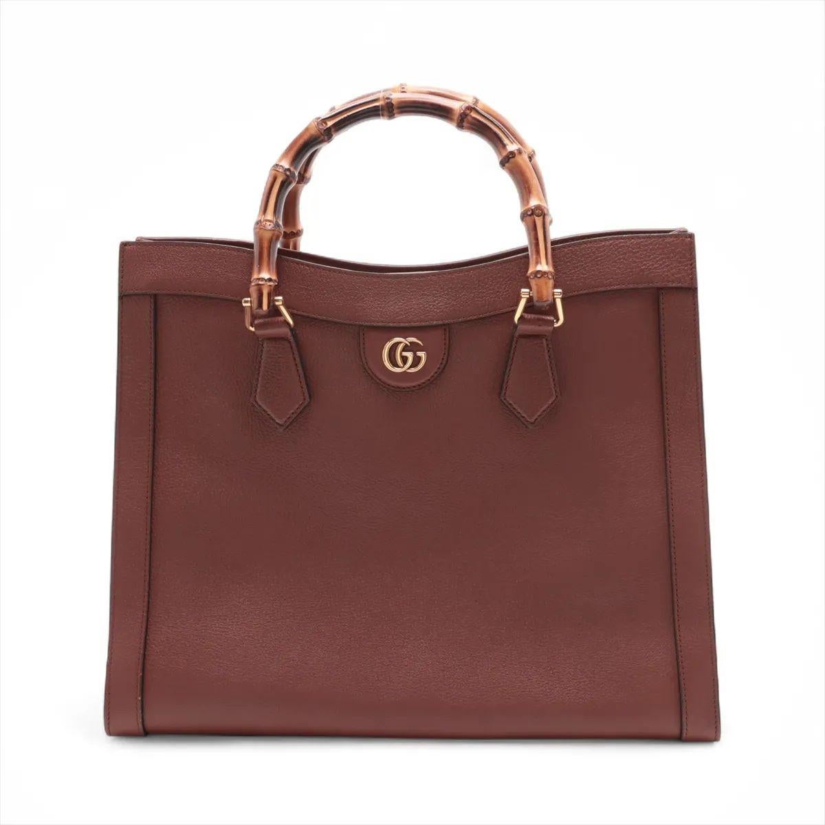 Le sac à main à deux volets en cuir Bamboo Diana de Gucci, en marron, est un mélange raffiné de design patrimonial et de polyvalence moderne. Confectionné en cuir souple, ce sac élégant présente les emblématiques poignées supérieures en bambou et