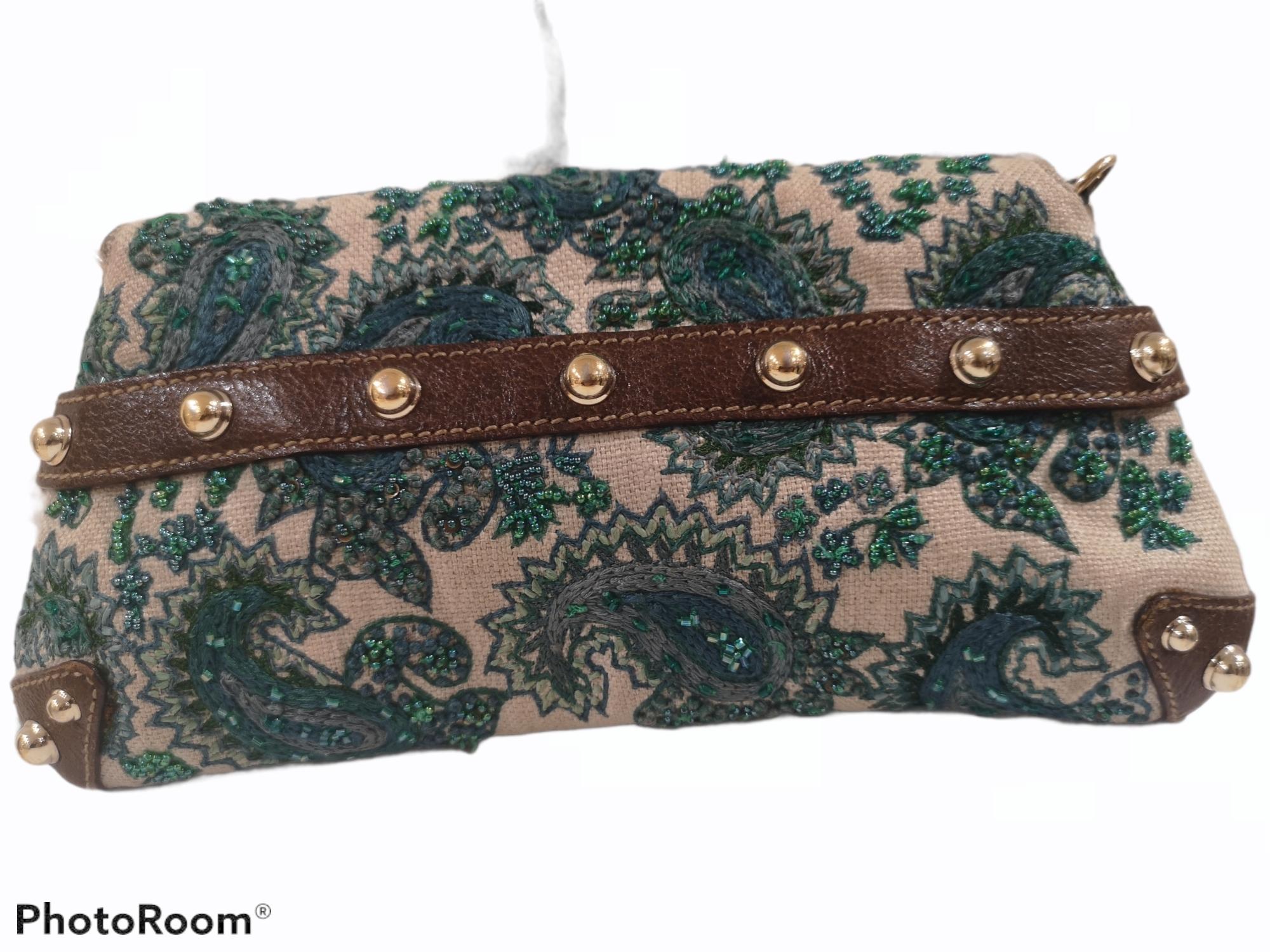 Borsa con manico a spalla in bambù di Gucci
tono nudo, perline verde chiaro e cucitura totalmente made in italy e disegnata da Tom Ford
Misure: 12 * 27 cm 