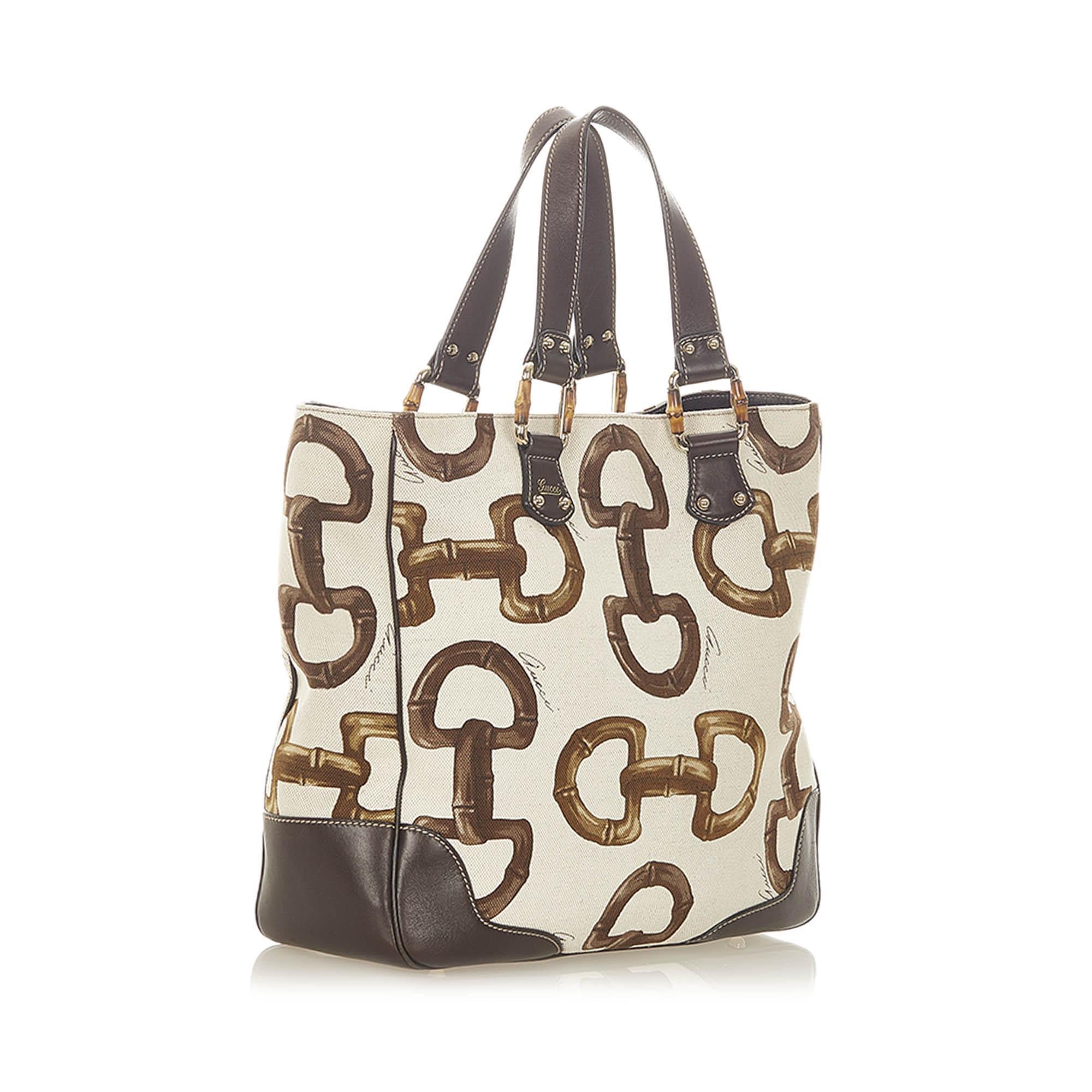 Gucci Bamboo Horsebit Canvas Tote bag.
Very good condition, show some light signs of use and wear but nothing visible. A beautiful piece to add in your closet!
This tote bag features a printed canvas body with leather trim, flat leather handles, an