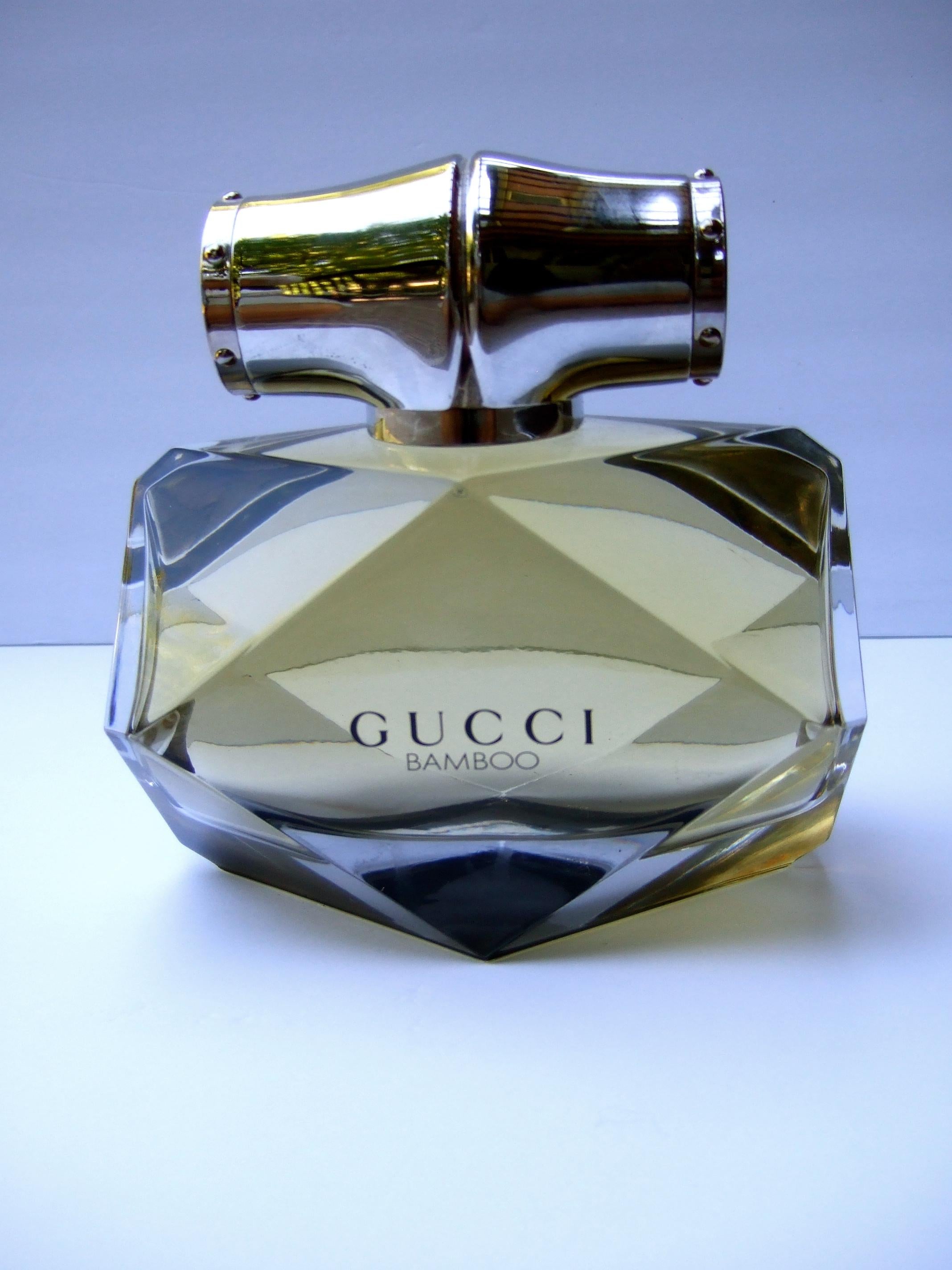 Gucci Bamboo Huge Glass Factice Faceted Display Dekorative Flasche c 21st c  im Zustand „Gut“ im Angebot in University City, MO