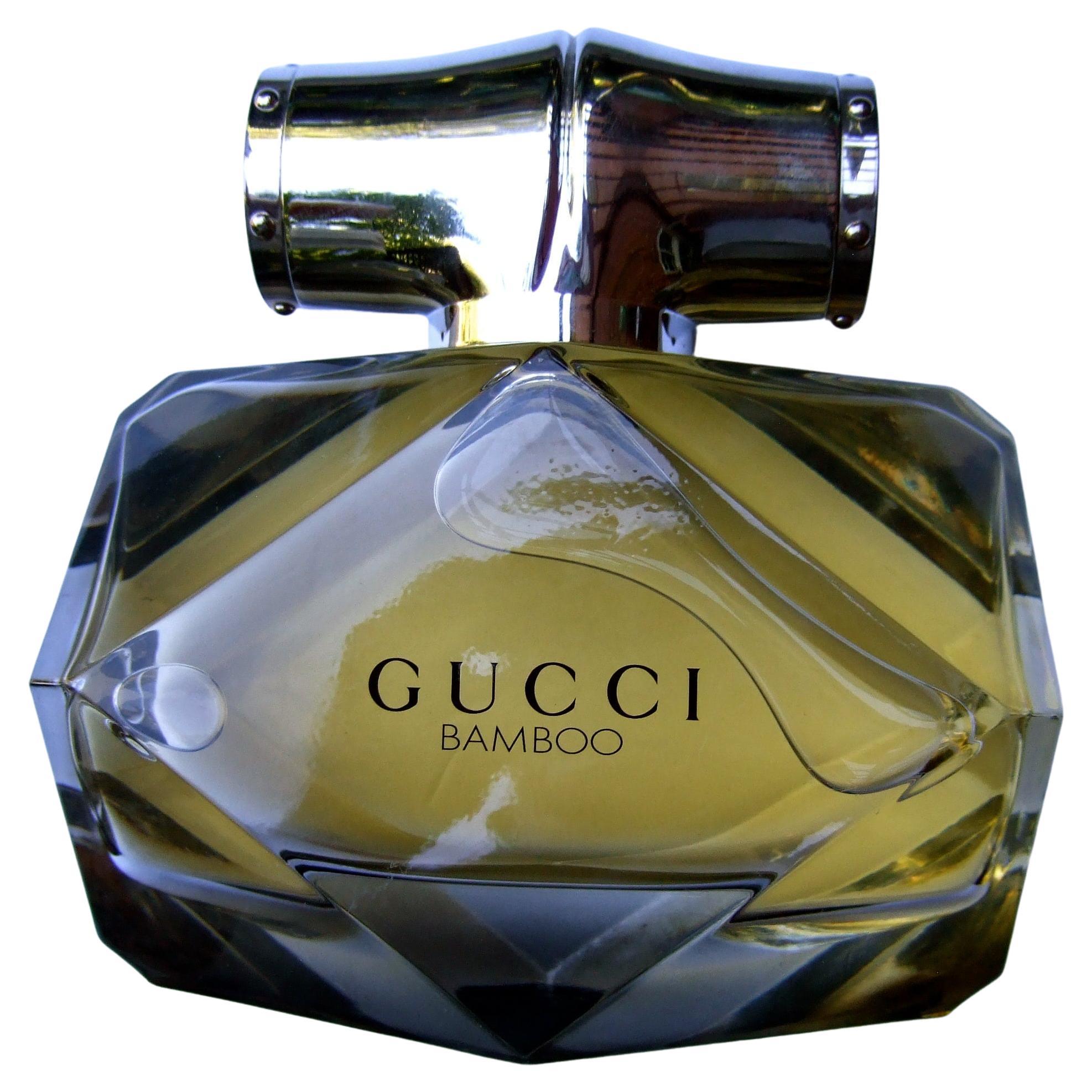 Gucci, grande bouteille décorative en verre facettée en forme de faux bambou, c 21e siècle 