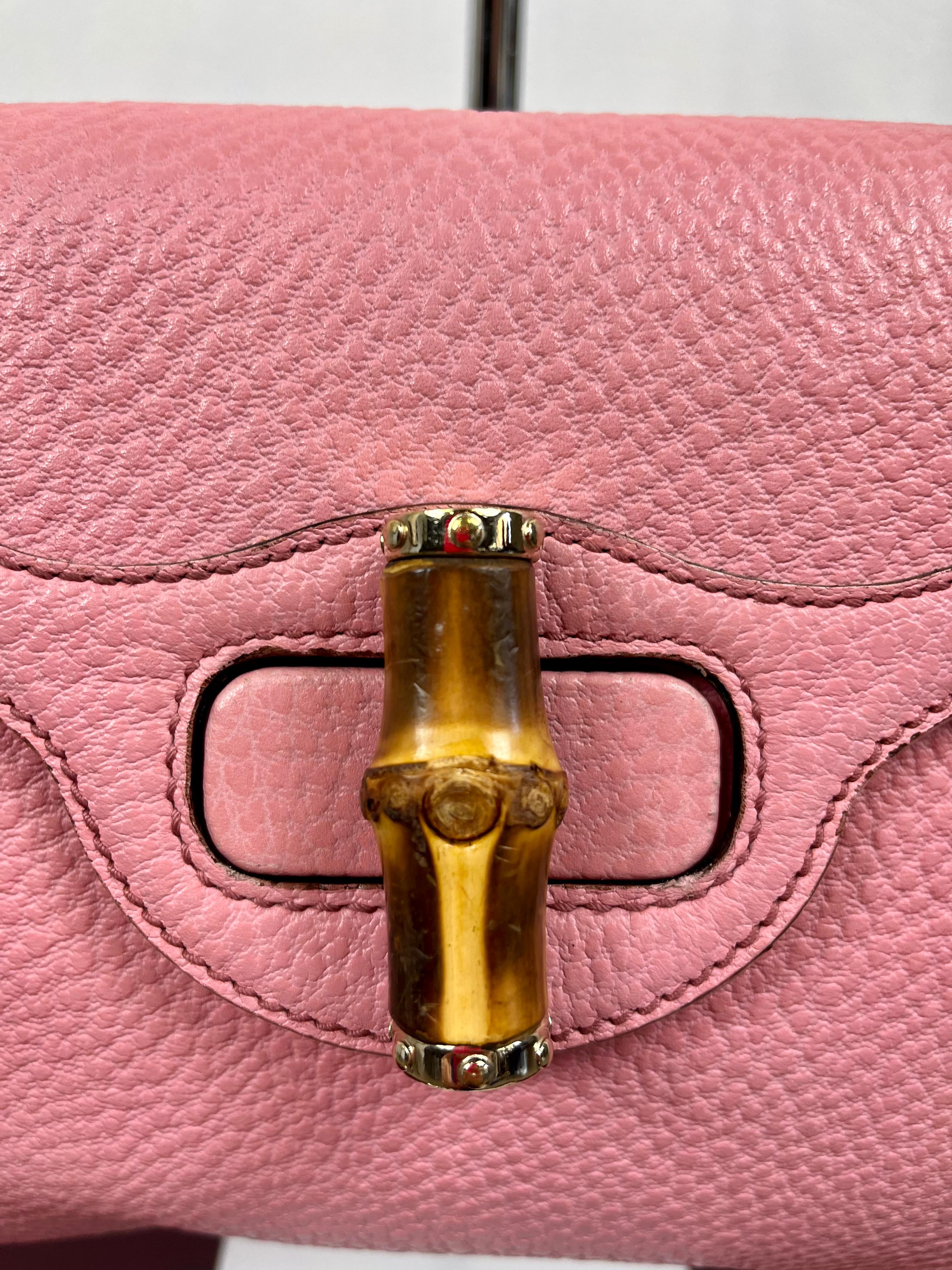Gucci Bamboo bag.
Featuring pink leather and bamboo handle & closure.
Bag code 137391 1781
Measurements 
Height 20 cm
Width 30 cm
Depth 5 cm
It comes with the original dust bag.
Conditions: Excellent - Previously owned, lightly worn, with normal