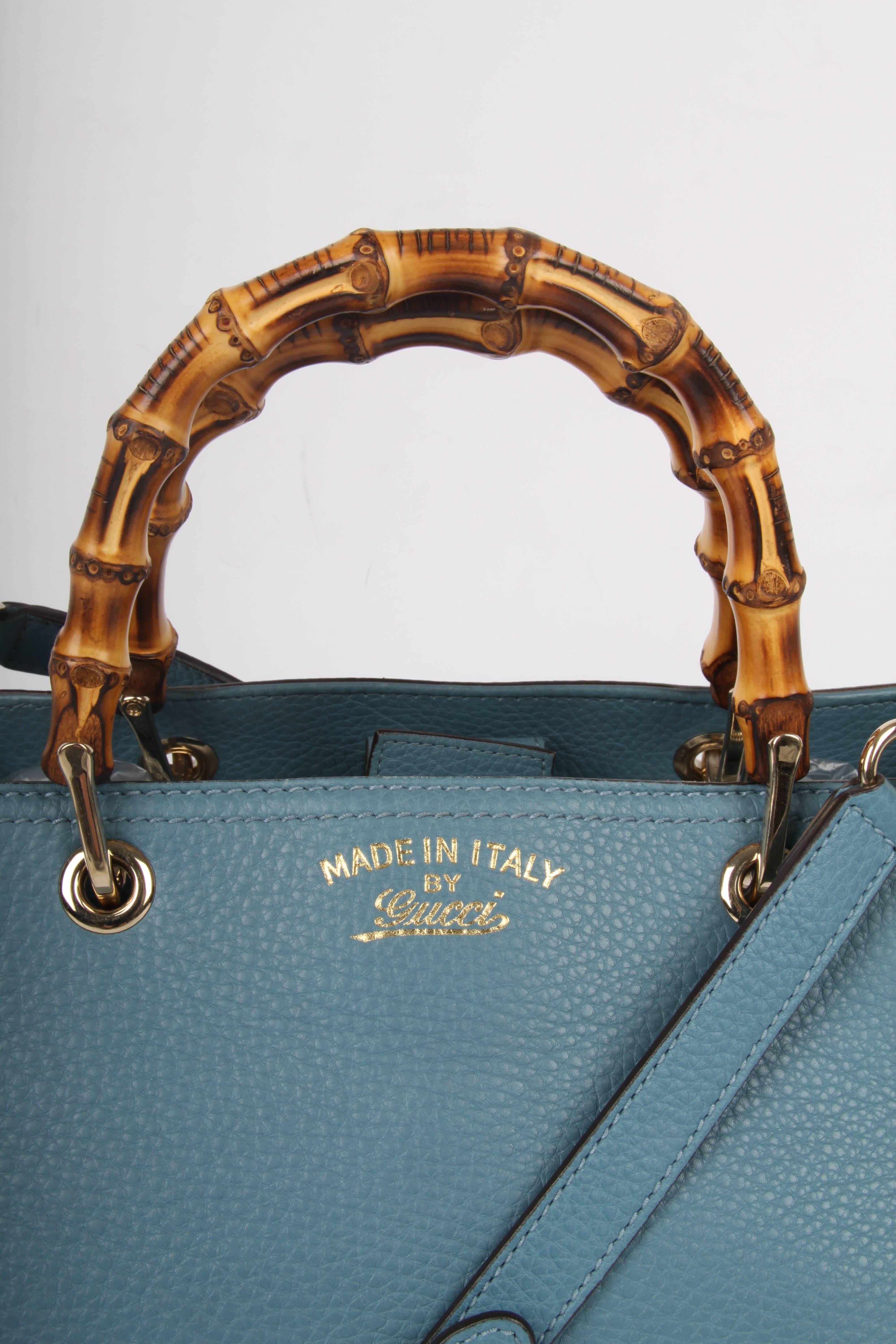 The iconic Bamboo Shopper by Gucci in size M. Nice!

On top two characteristic bamboo handles. Gucci uses a patented method to bend and fixate the bamboo, so it can be attached to the bag. The bamboo gives a sturdy look to this rather chic bag. 

A