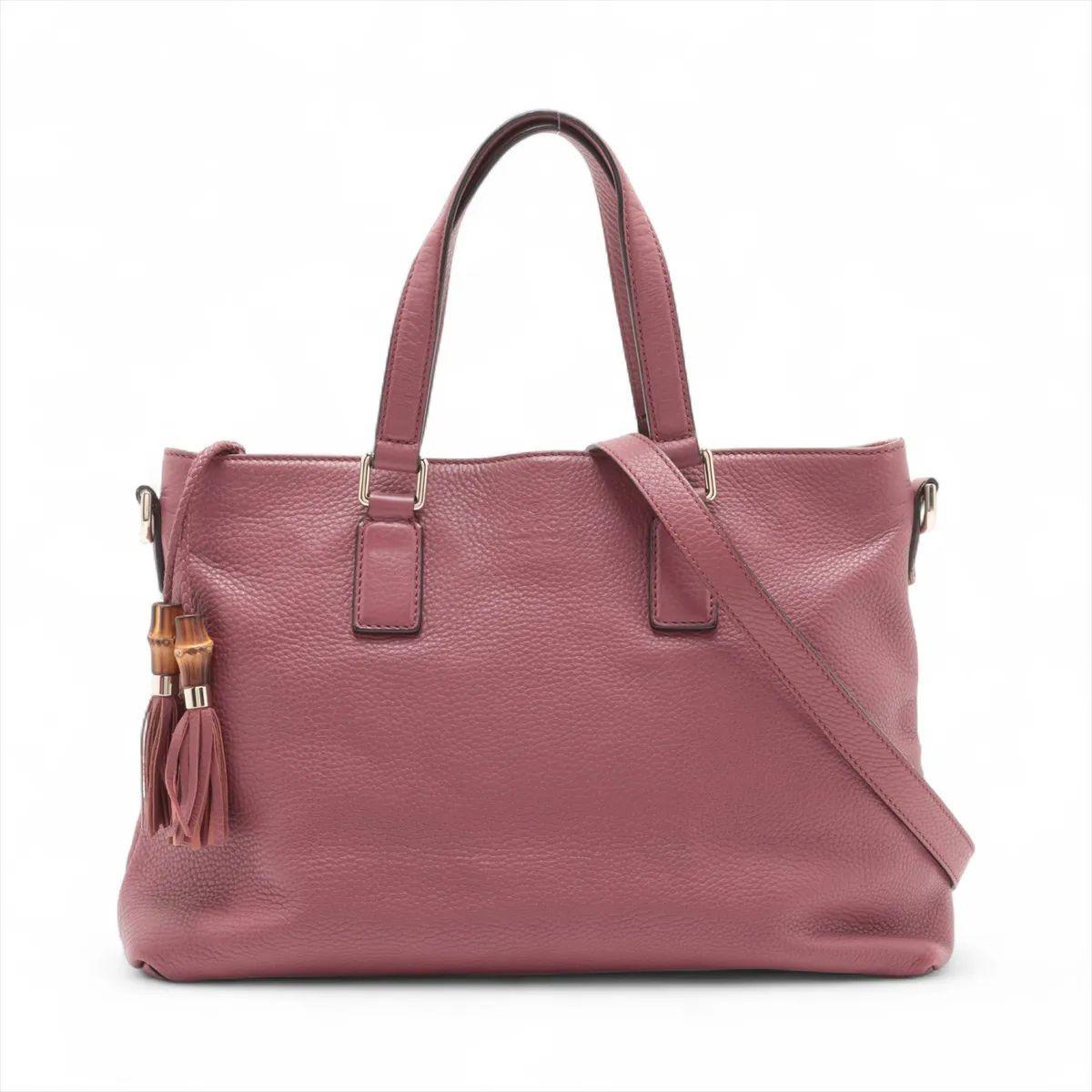 La borsa Bamboo Tassel Leather Two-Way di Gucci in rosa è un pezzo sofisticato che unisce i dettagli iconici della maison a un'eleganza senza tempo. Realizzata in pelle morbida in una tenue tonalità rosa, presenta un manico piatto e una tracolla
