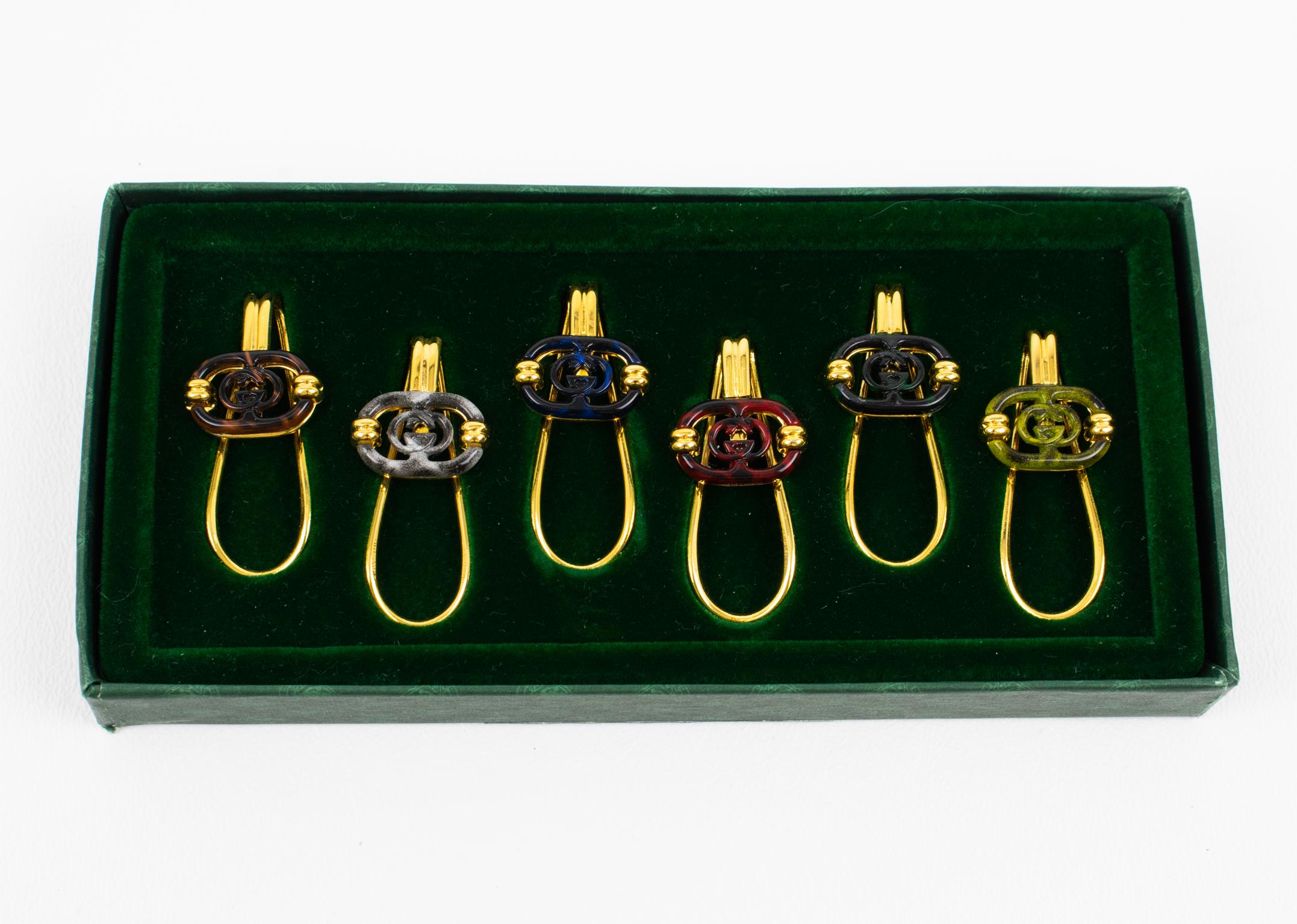 Dieses prächtige und äußerst seltene Gucci-Bargeschirr aus den 1980er Jahren mit vergoldeten und emaillierten Cocktailgläsern ist die perfekte Ergänzung für jeden Anlass. Das sechsteilige Set wird in einer originalen Präsentationsbox geliefert und