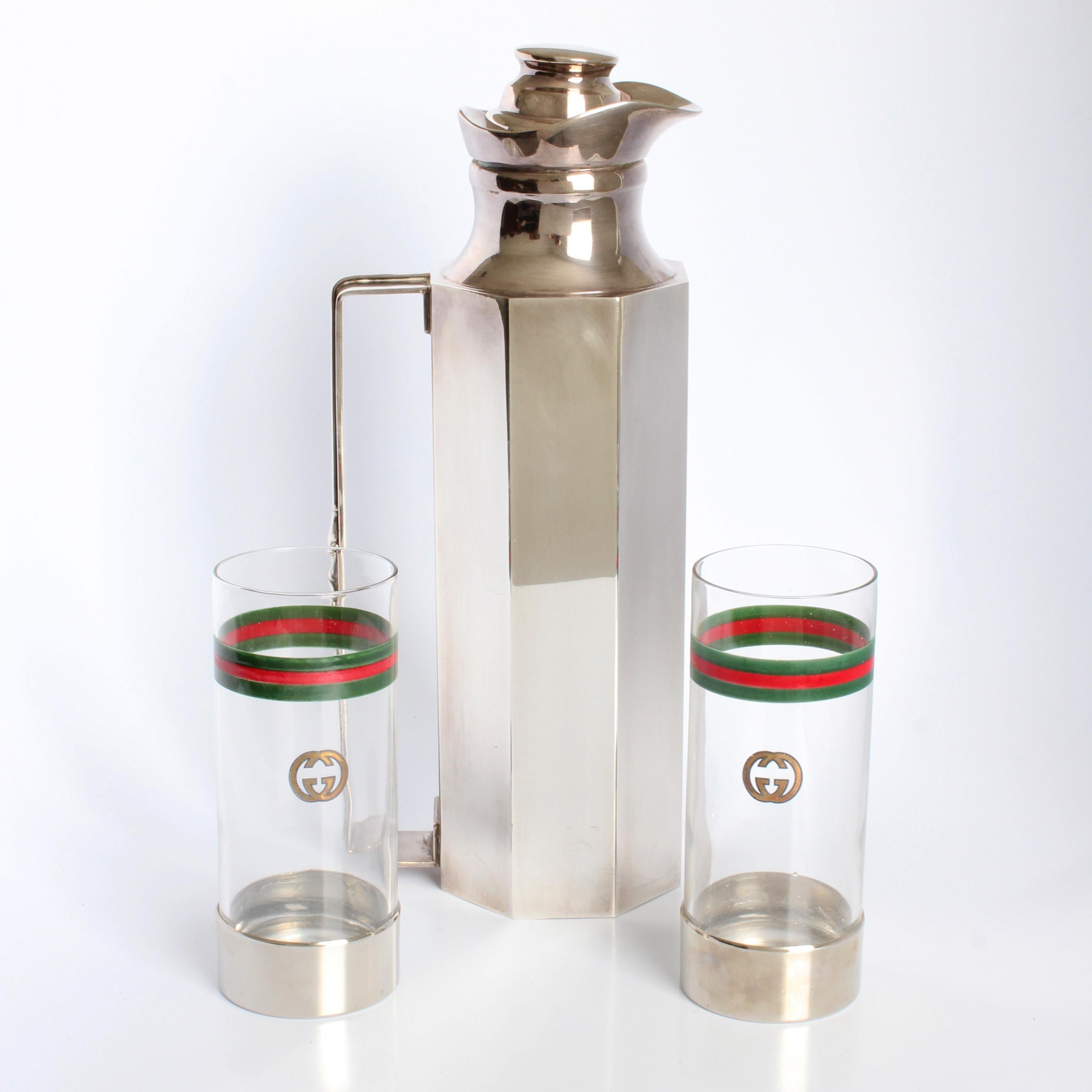 Unterhaltung mit Stil! Aus Vorbesitz, authentisch, Vintage Gucci Barware GG Logo Cocktailgläser und Silber Platte Dekanter, circa den 70er Jahren. Das Set enthält 2 Highball-Gläser aus Kristall mit versilbertem Boden und 1 versilberte Karaffe mit