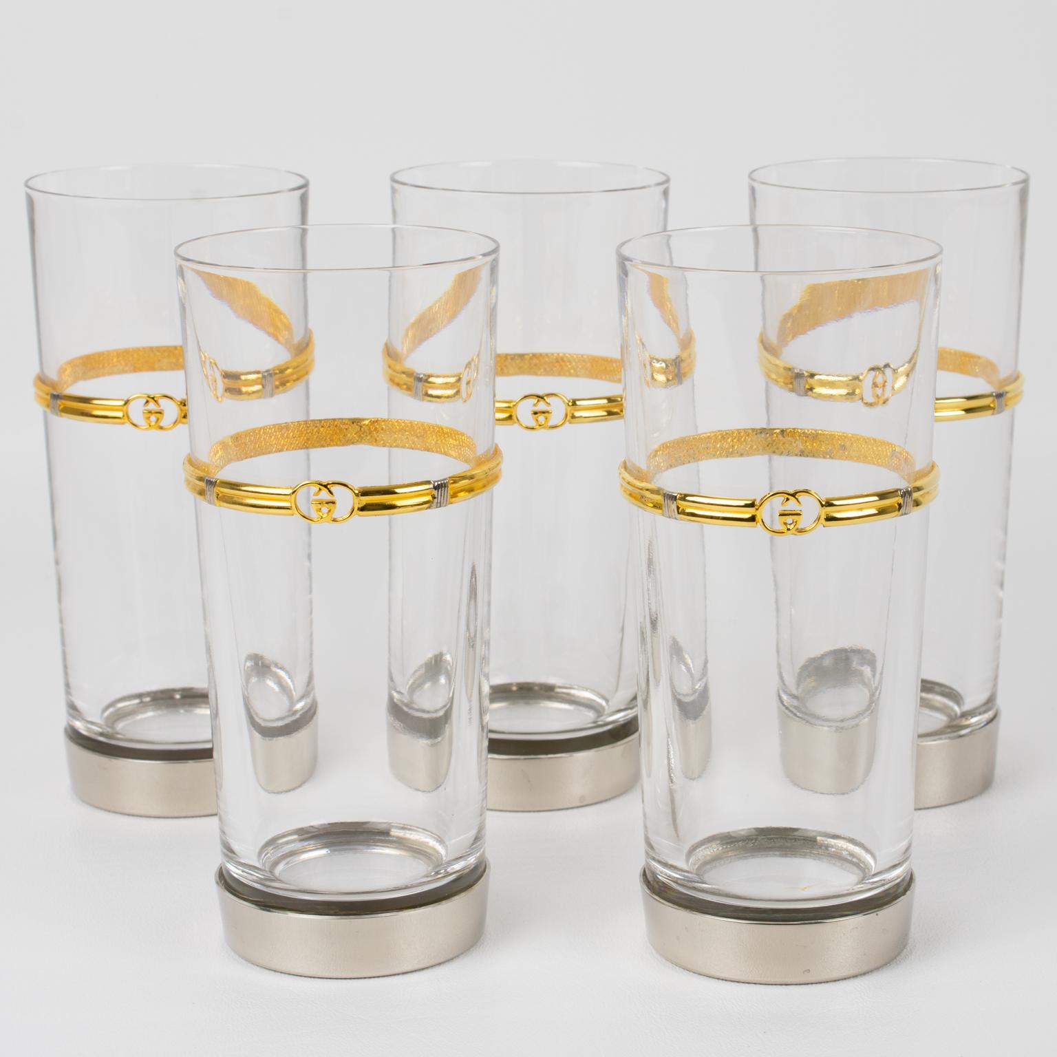Les réceptions sont synonymes d'élégance grâce à cet ensemble de verres à pied en cristal Gucci, ornés de l'emblème GG plaqué or.
Ce chic set de cinq verres Gucci, poinçonné en Italie, comprend de grands verres en cristal en forme de gobelet avec
