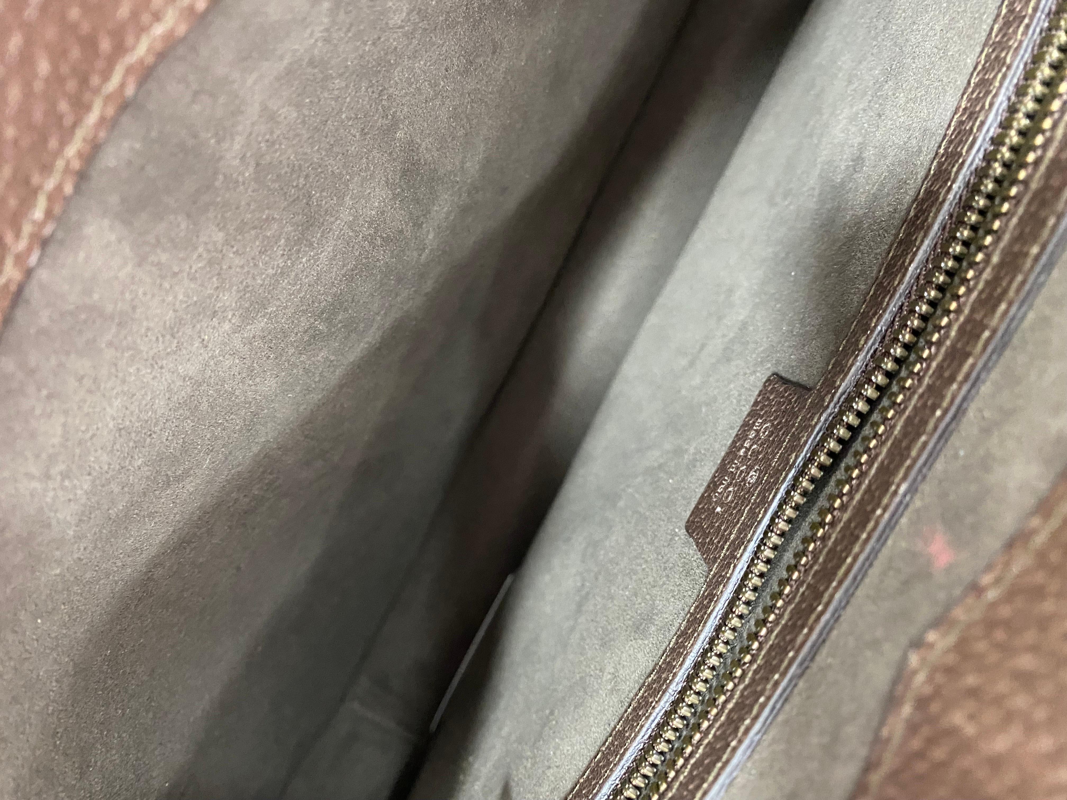 Gucci Bienen-Pochette GG Supreme im Zustand „Hervorragend“ in Torre Del Greco, IT