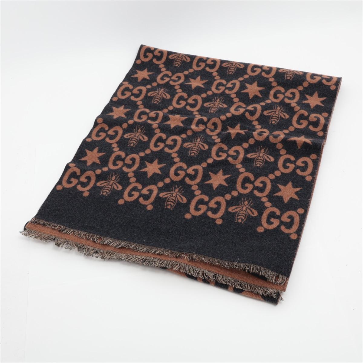 Le foulard Gucci Bee & Star en marron x noir est un accessoire élégant qui allie un design classique à des détails ludiques. Fabrice en tissu de haute qualité, ce foulard présente un motif complexe d'abeilles et d'étoiles, symboles emblématiques de