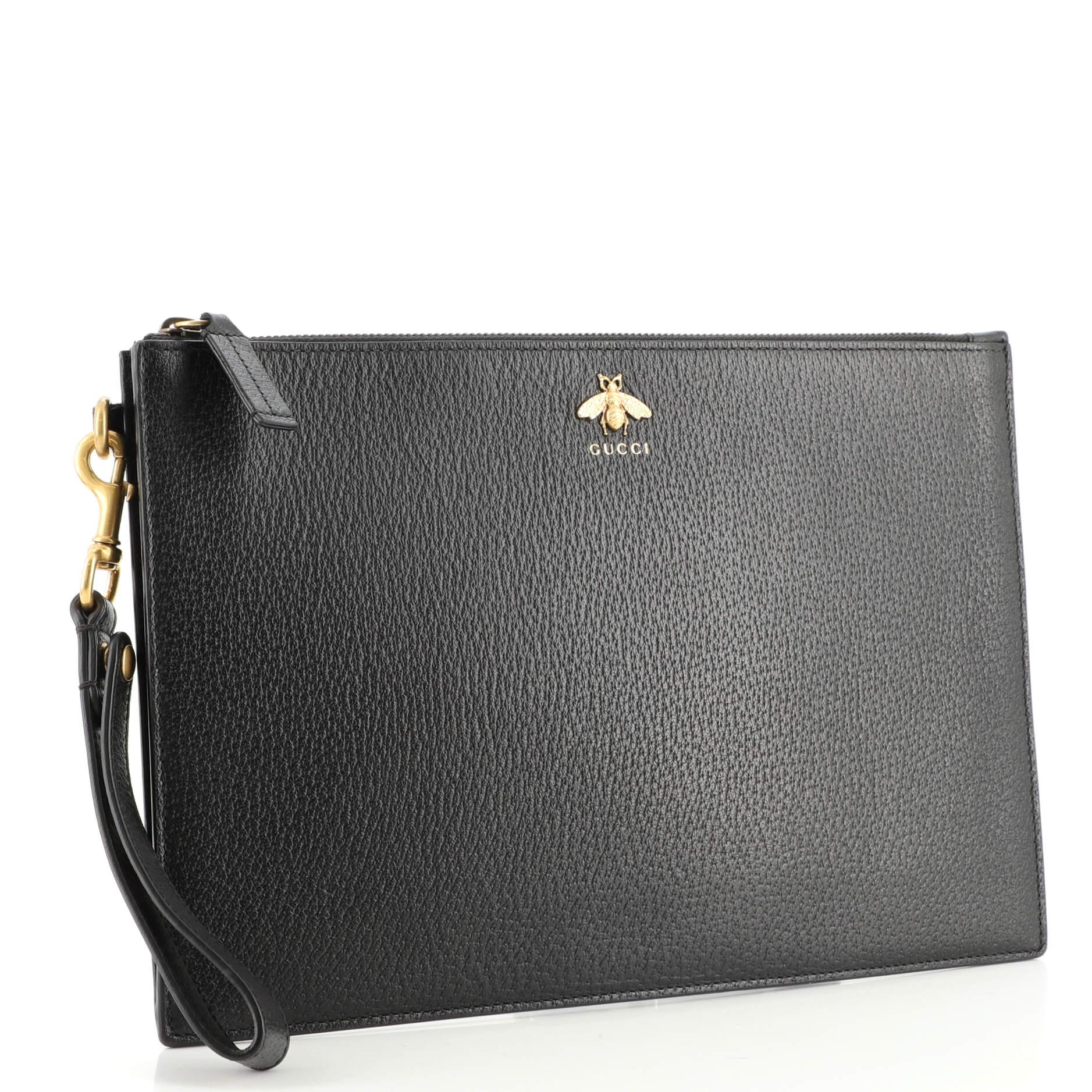 Condition: Very good. Minor wear and scuffs on exterior, peeling on opening corner wax edges, moderate peeling and splitting on zipper pull wax edges. Discoloration and wear in interior, scratches on hardware.
Accessories: With Strap
Measurements: