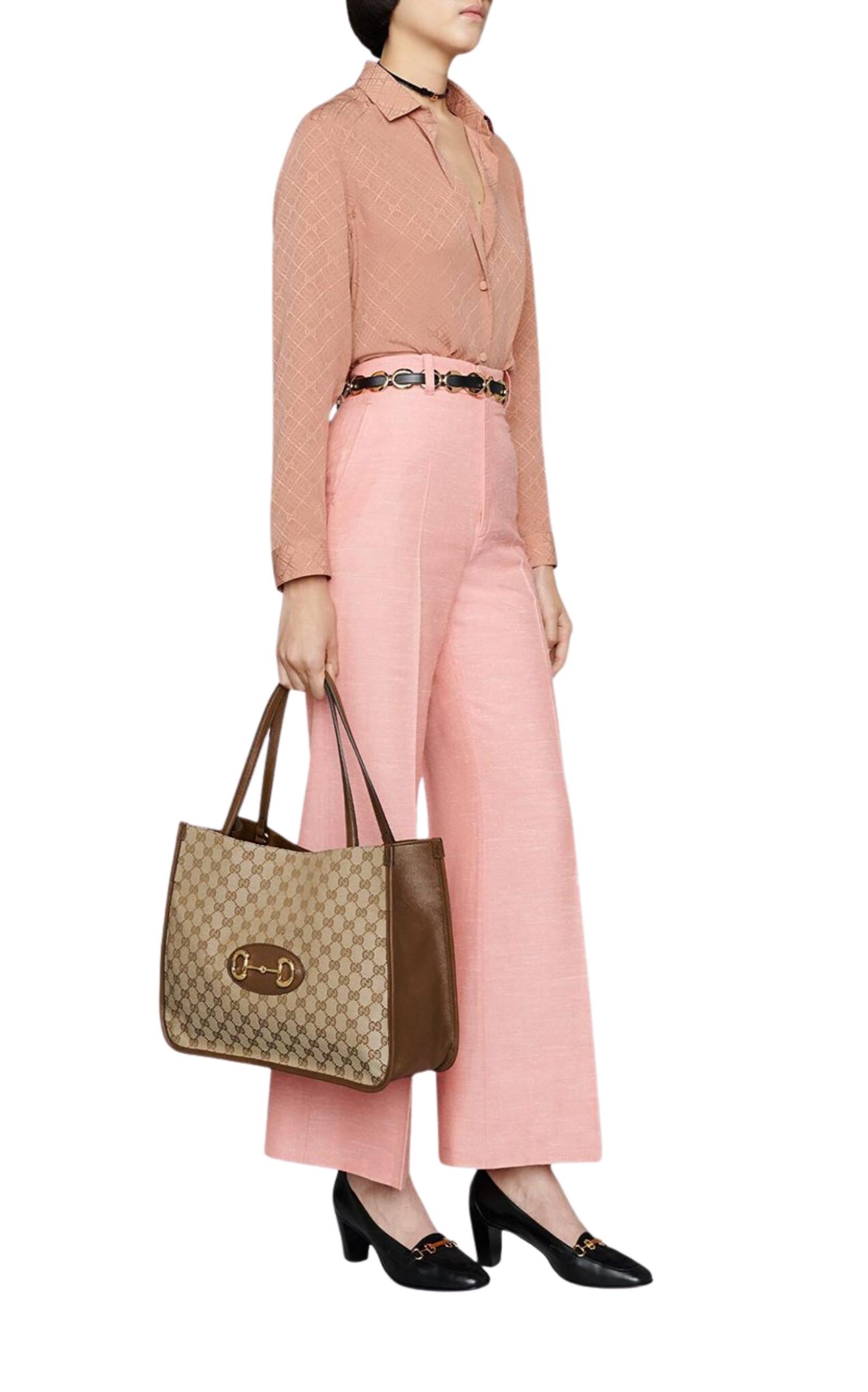 Mittlere Horsebit 1955 Tote Bag von Gucci aus Leder und GG Supreme Canvas mit abgerundeter, weicher Form
Zwei Lederschulterriemen
Magnetischer Schnappverschluss
Eine Reißverschlusstasche, eine Schlupftasche
Goldene Hardware
Zusammenstellung: 100%