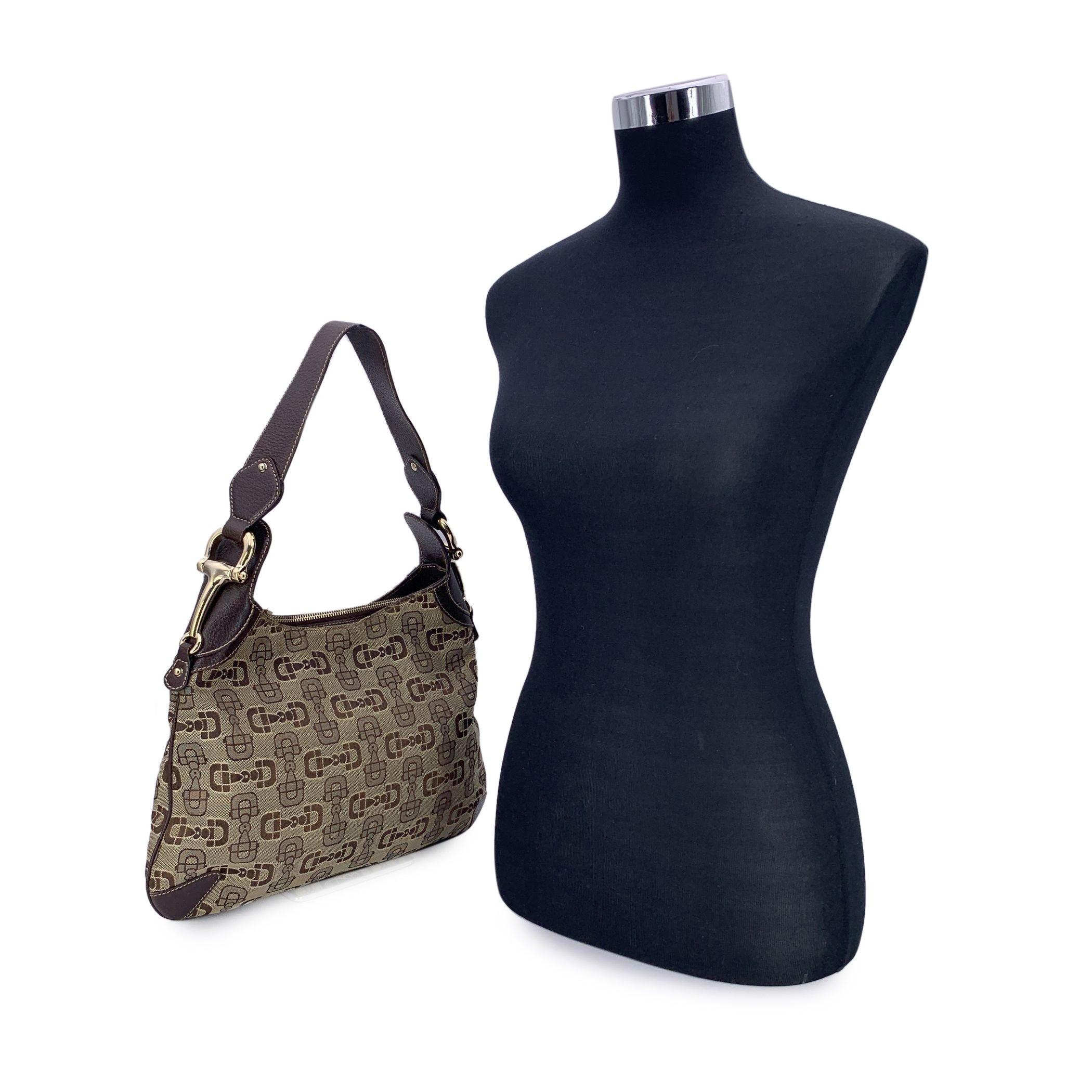Splendida espressione di un design iconico, questa borsa hobo di Gucci unisce un'eleganza senza tempo a una raffinatezza rilassata. Realizzato in tela jacquard beige e incorniciato da finiture in pelle marrone, cattura il lusso senza sforzo che