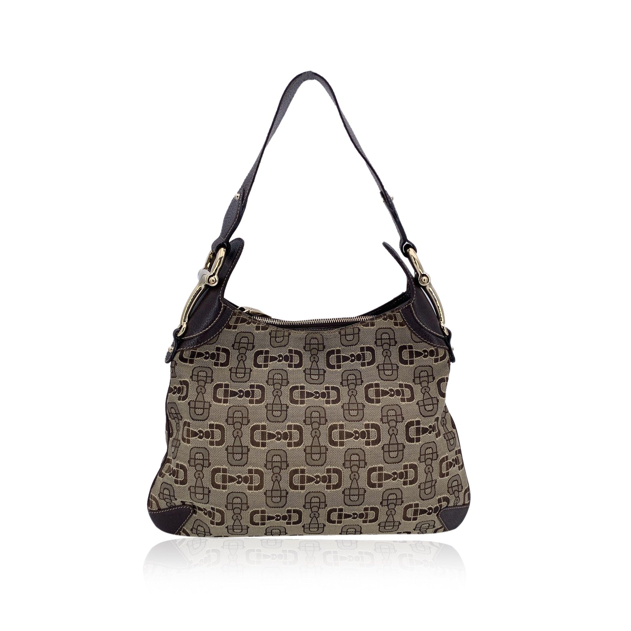 Grigio Gucci Borsa a tracolla Hobo in tela beige e marrone con stampa a forma di coniglietto in vendita