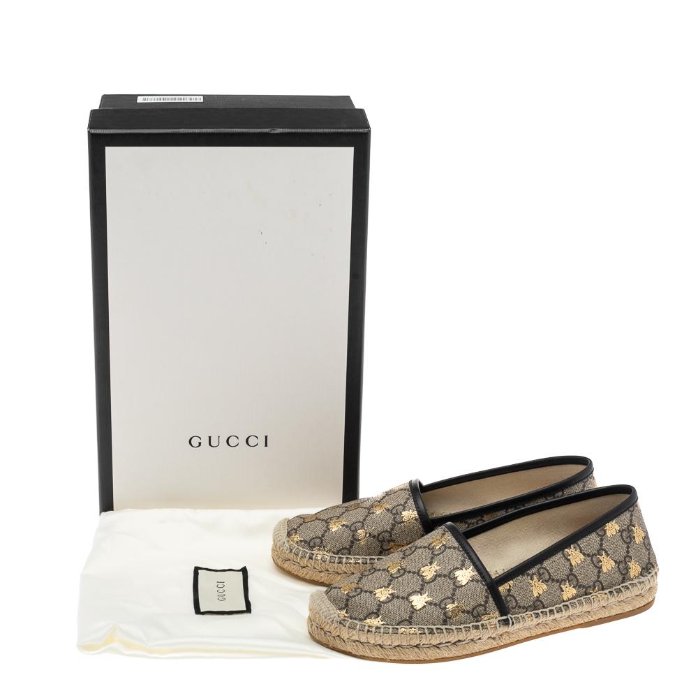 To elevate your style, Gucci brings you these espadrilles that speak nothing but luxury and comfort. They've been crafted from GG-coated canvas and detailed with leather trims and bee motifs all over. The comfort-filled flats are easy to slip on,