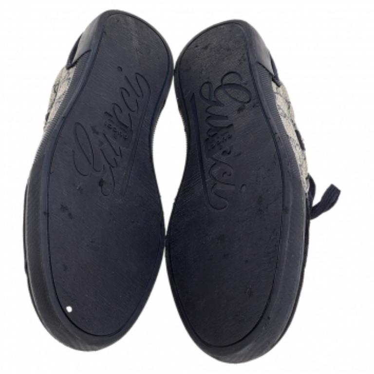 Con una silueta clásica de caña baja, estas zapatillas Gucci son una combinación perfecta de lujo, comodidad y estilo. Están hechos de lona y cuero en tonos beige y negro. Estas zapatillas están diseñadas con detalles del logotipo en los