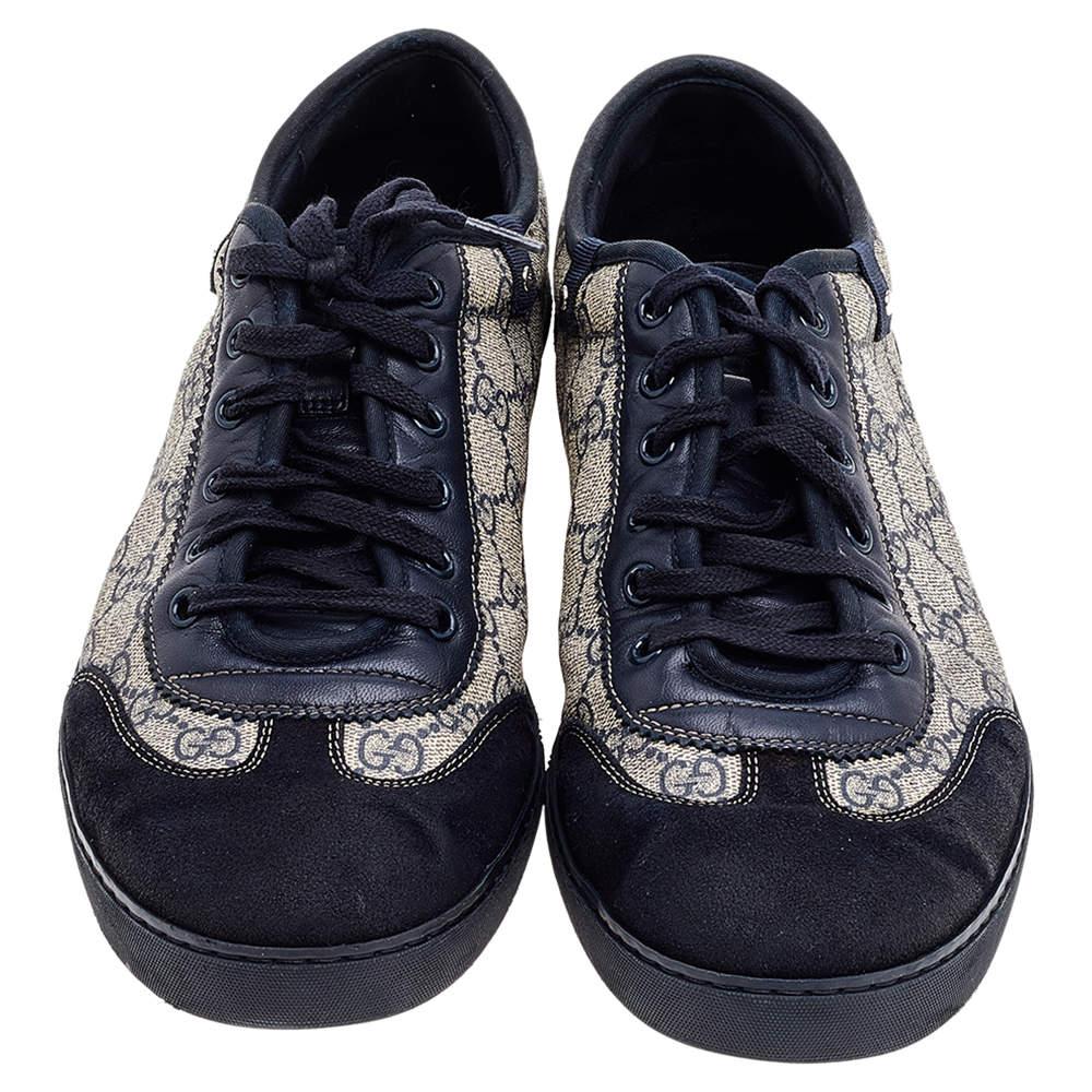 Con una classica silhouette low-top, queste sneakers Gucci sono una combinazione perfetta di lusso, comfort e stile. Sono realizzate in tela e pelle nelle tonalità del beige e del nero. Queste sneakers sono caratterizzate da dettagli con logo sulla