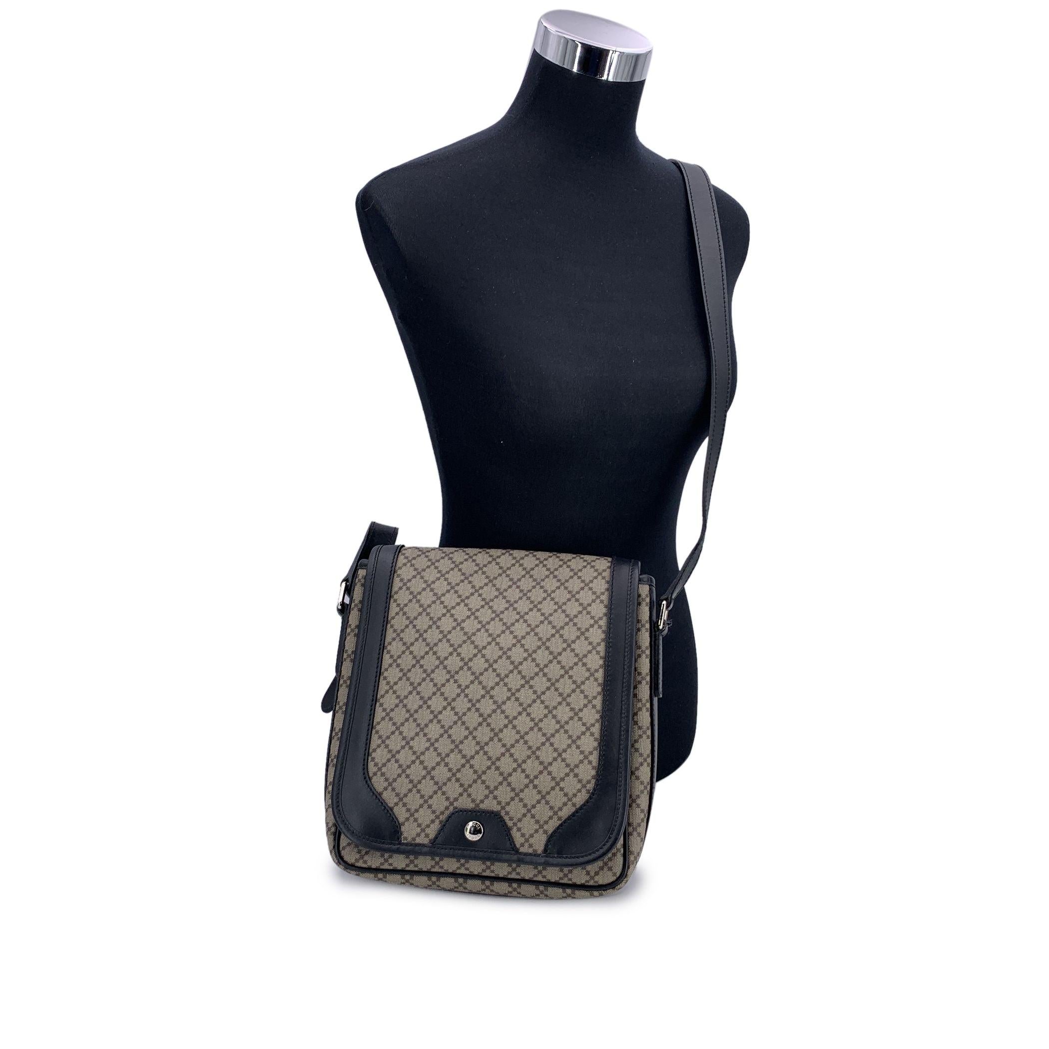 Voici le sac messager Gucci Snap Flap Diamante Messenger Bag, un mélange parfait de luxe, de praticité et de design emblématique. Ce sac Gucci authentique est fabriqué à partir de la toile enduite Diamante signature, présentant un motif beige